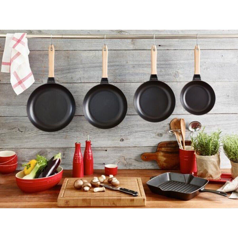 Staub Bratpfanne Bratpfanne 24 cm schwarz, 1,4l, Made in France, Gusseisen, emailliert, schwarz, Handreinigung