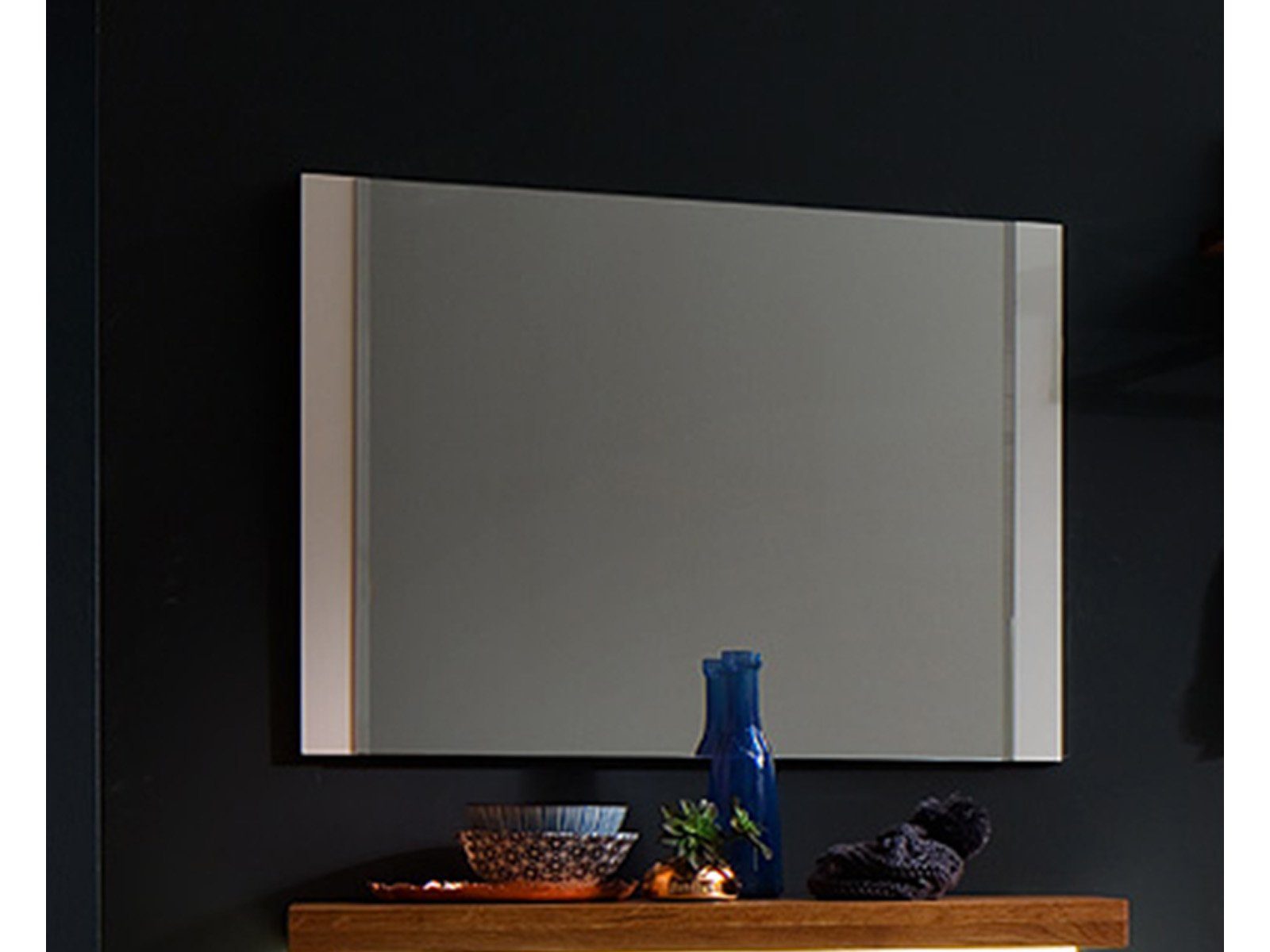 möbelando Wandspiegel Lisa, Moderner Spiegel, Rahmen aus MDF-Platte in Matt-weiß lackiert, hoch und quer haufhänbar. Breite 90 cm, Höhe 68 cm, Tiefe 2 cm.