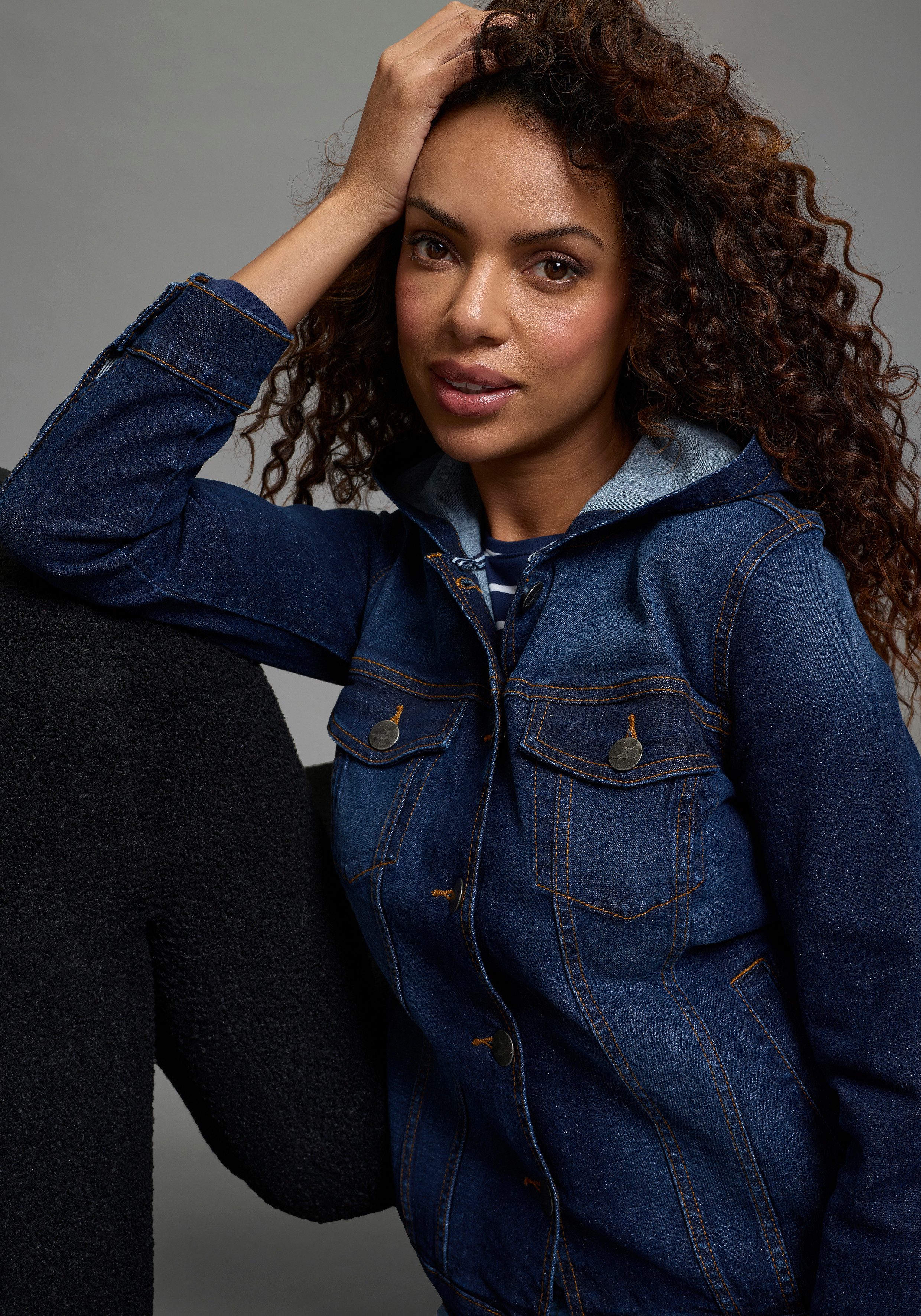 Arizona Jeansjacke mit Kapuze, Regular Fit, mit Knopfleiste, mit Knopf-Applikationen