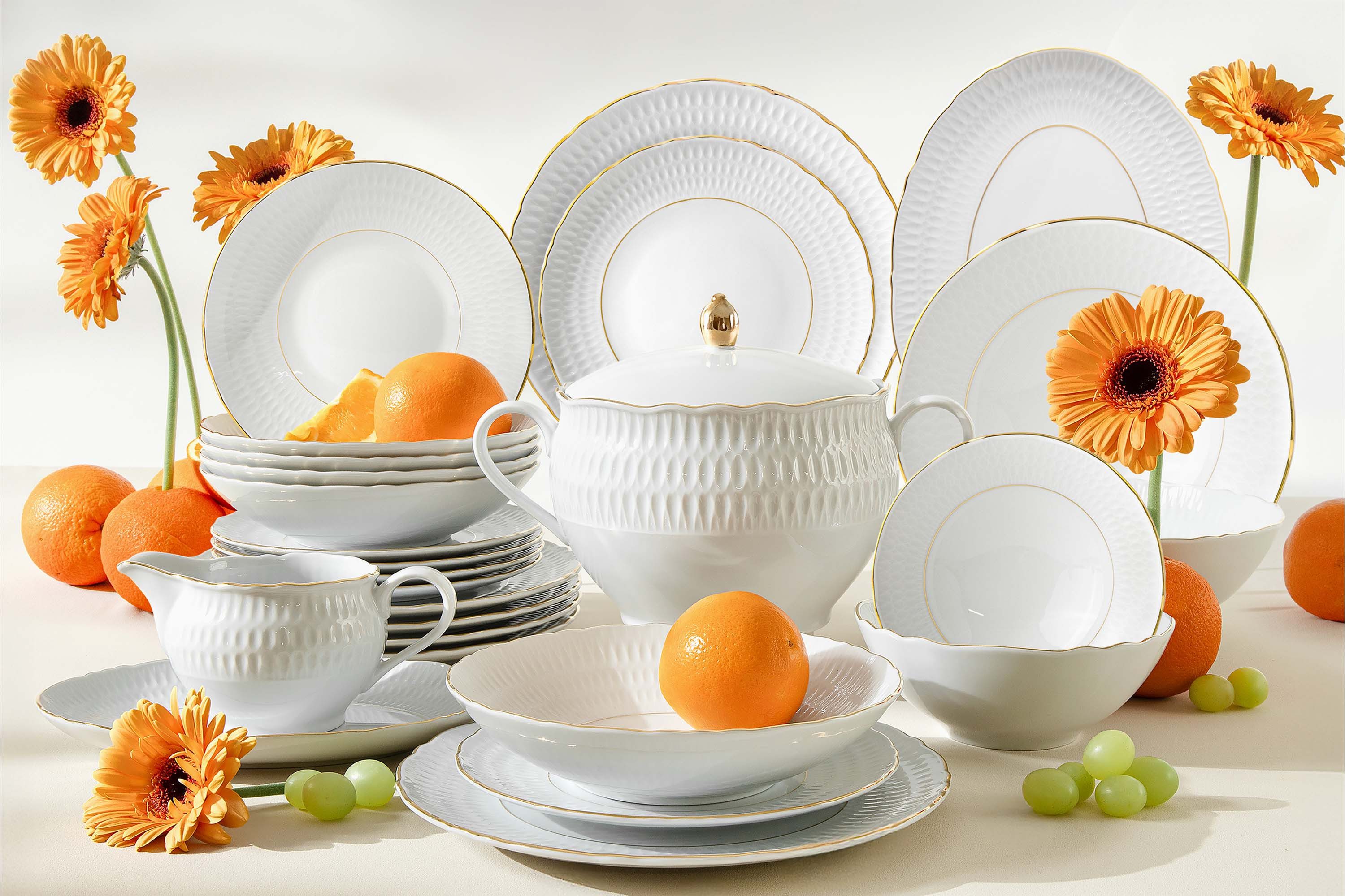 KONSIMO® Kombiservice CMIELOW SOFIA Geschirrset, Hochwertiges Premium-Porzellan (25-tlg), 6 Personen, Porzellan, handbemalt in echtem Gold, Handwäsche, elegante Verzierung