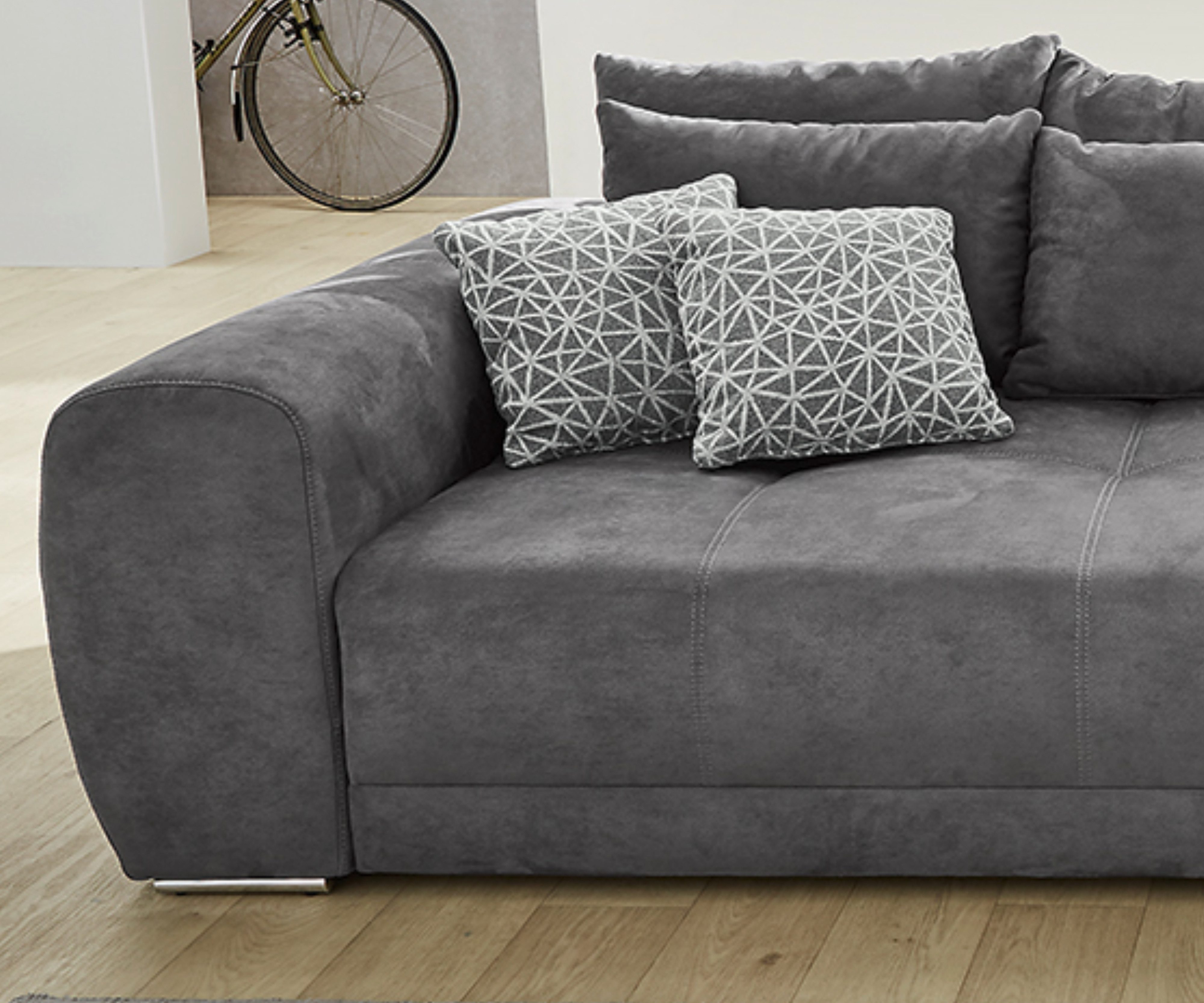 luma-home Big-Sofa 15114, XXL-Couch B306/T134/H86 cm, Liegefläche 120x240 cm, mit Federkernpolsterung, viele Kissen, markante Steppungen, Mikrofaserstoff Grau