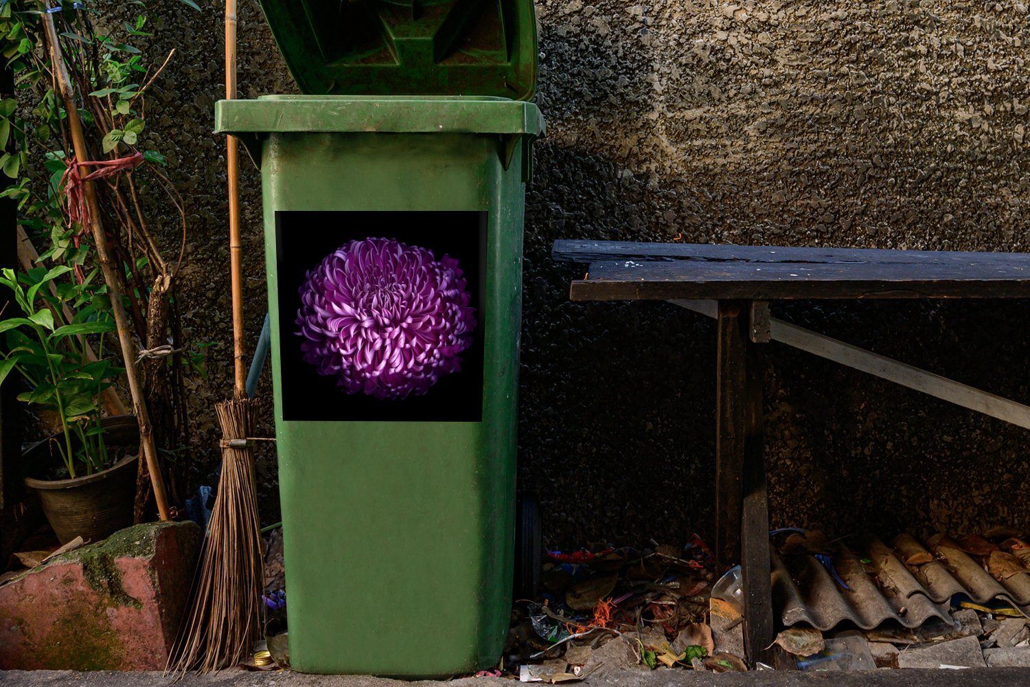 MuchoWow Wandsticker Die Blätter einer schwarzem Blume Mülltonne, Mülleimer-aufkleber, Container, (1 St), Sticker, lila auf Hintergrund Abfalbehälter