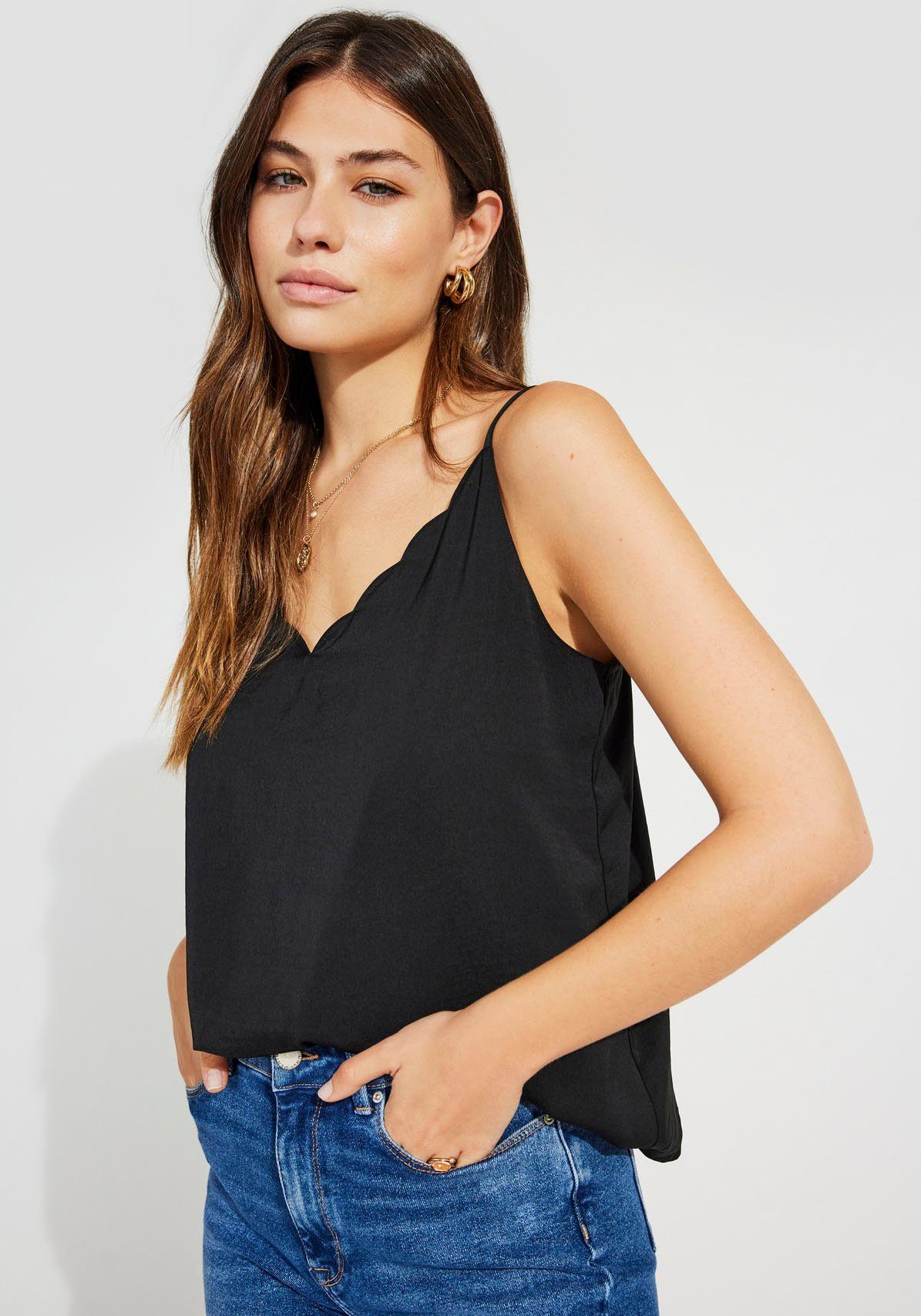 ONLY Spaghettitop ONLDEBBIE – Singlet mit geschwungener Ausschnittkante unifarben, feminin, tailliert, Polyester, Spaghettiträger