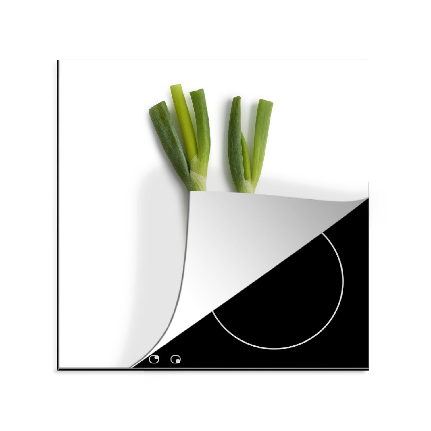 MuchoWow Herdblende-/Abdeckplatte Zwei Frühlingszwiebeln vor einem weißen Hintergrund, Vinyl, (1 tlg), 78x78 cm, Ceranfeldabdeckung, Arbeitsplatte für küche