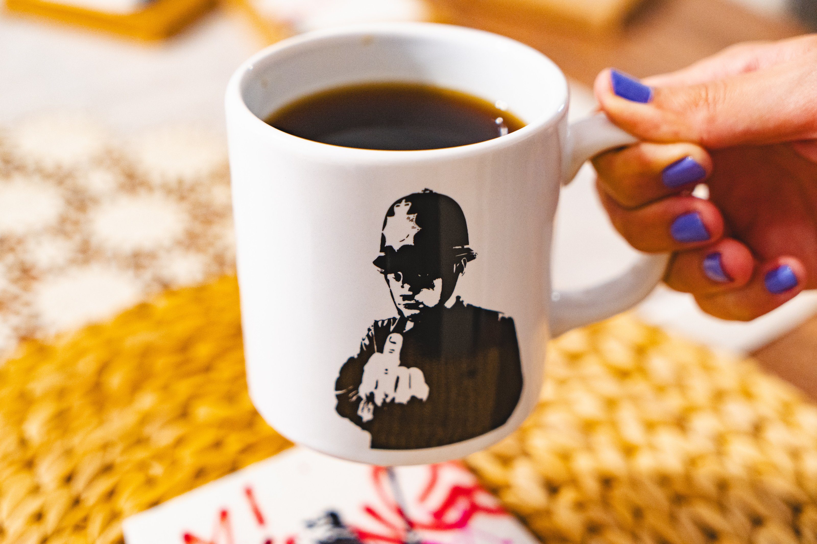 AvantgART Tasse Banksy Kaffeetasse, Banksy Kunstdruck, Tasse Kaffee, aus Keramik, Porzellan