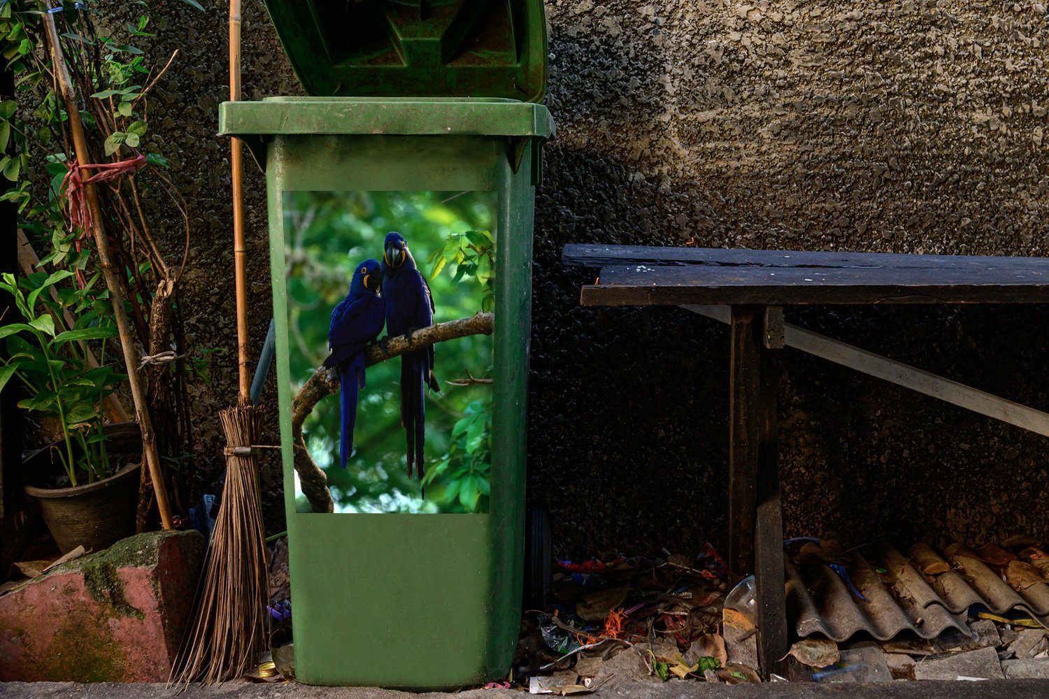 Mülltonne, auf einem Hyazinth-Aras (1 MuchoWow Mülleimer-aufkleber, Sticker, Ast St), Wandsticker Abfalbehälter Container,