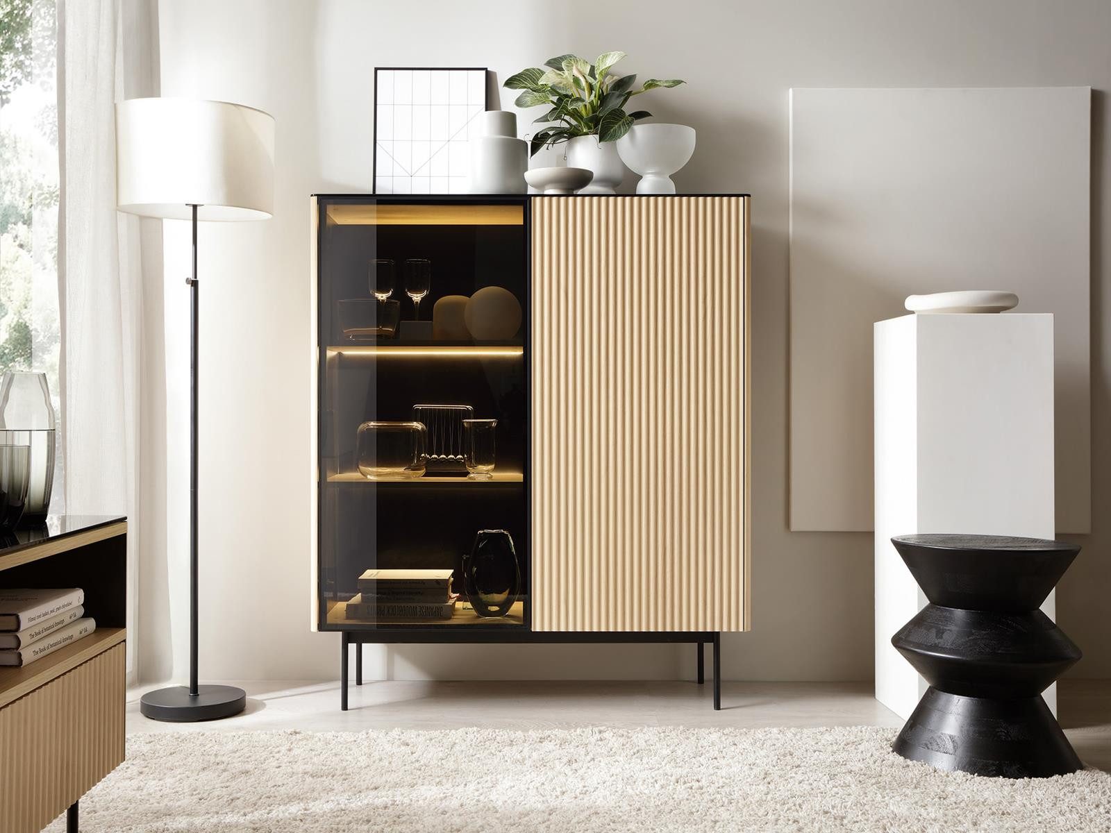 Compleo Standvitrine elegant mit Metallfüße, Vitrine modern OMBIS