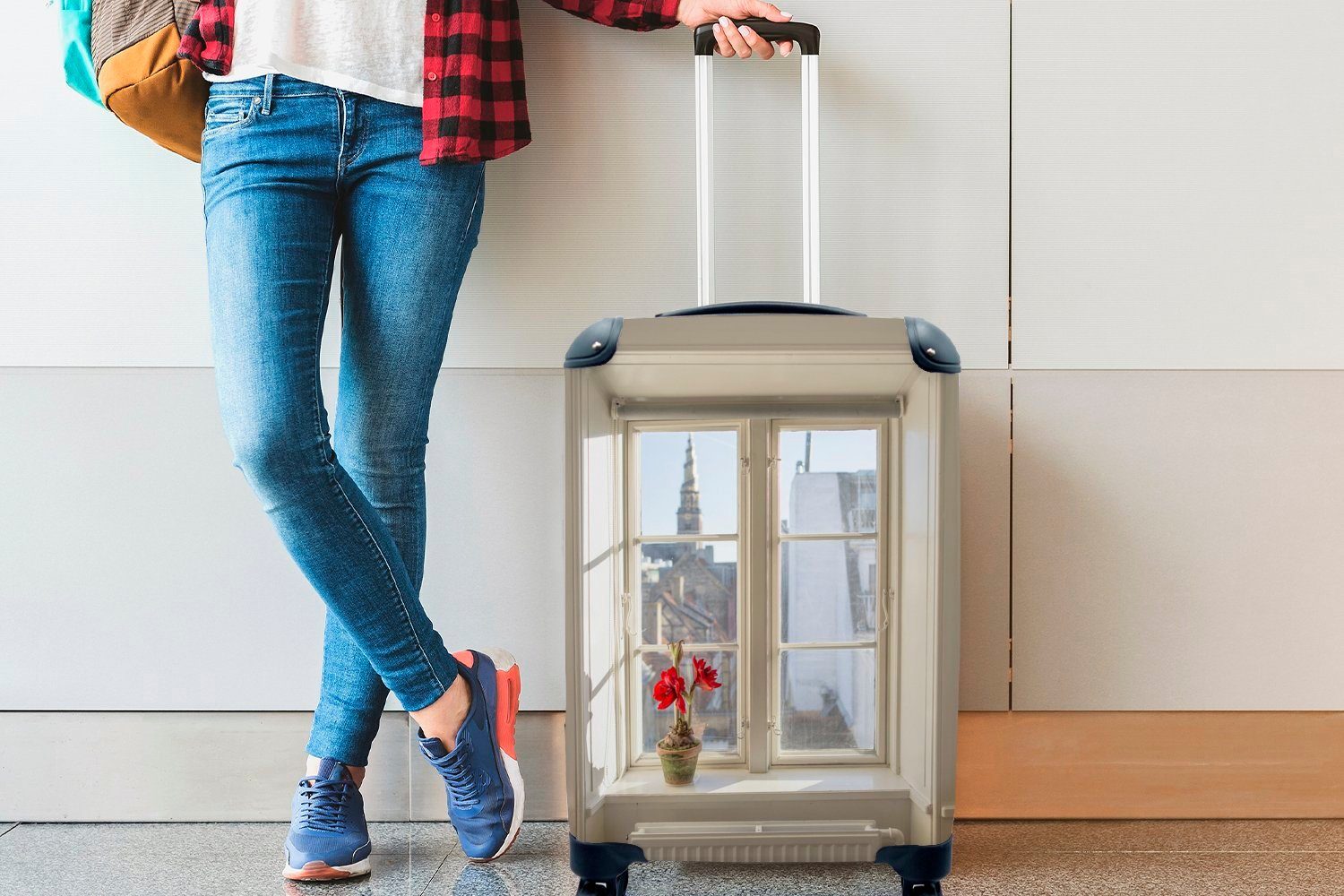 Blick einer Trolley, rollen, Amaryllis Rollen, auf 4 mit auf Ferien, Handgepäck Reisetasche mit MuchoWow Fensterbank, Handgepäckkoffer Stadt der die für Reisekoffer