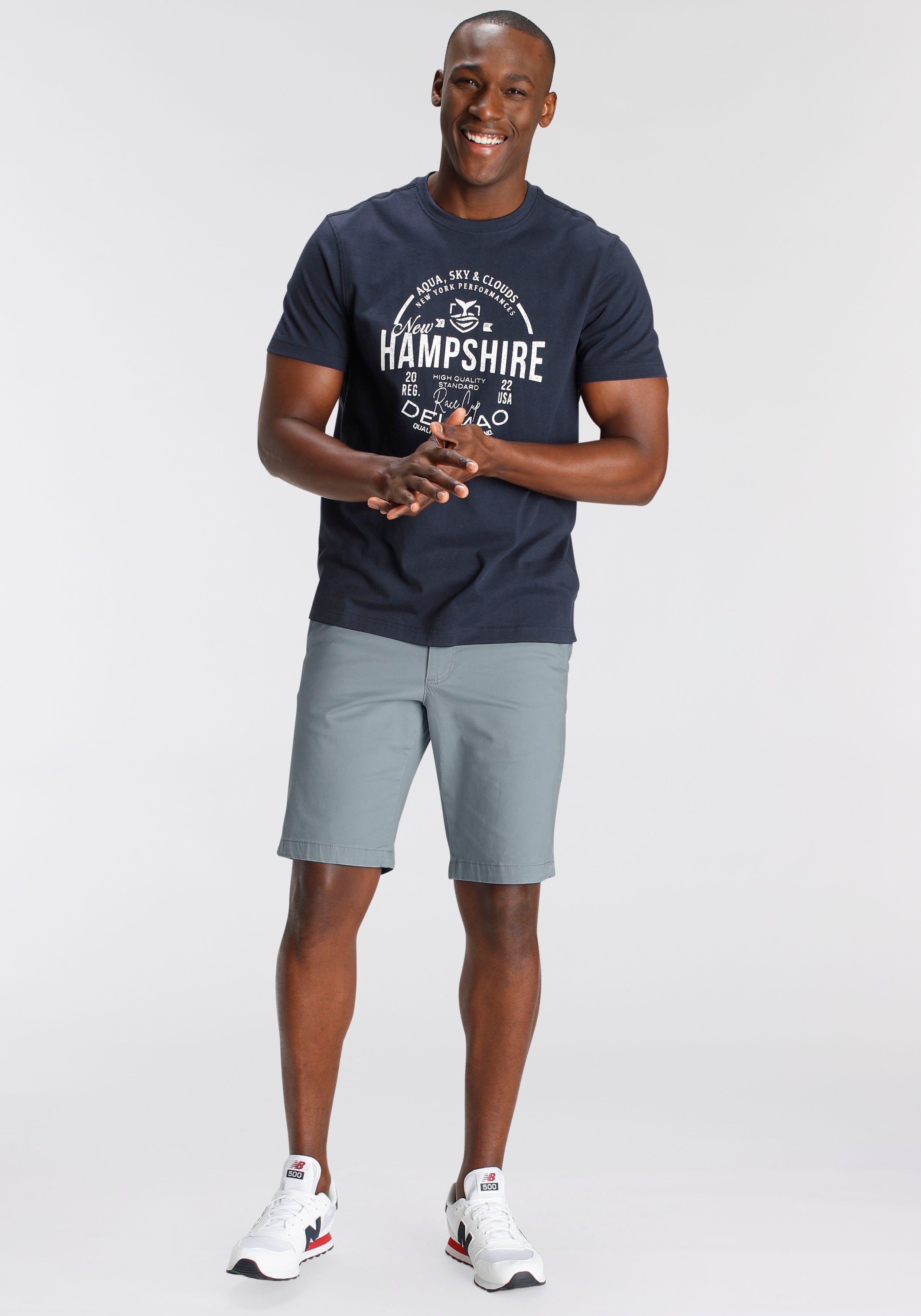 DELMAO T-Shirt Kurzarm, lässige Passform, mit peppigem Print, aus Baumwolle