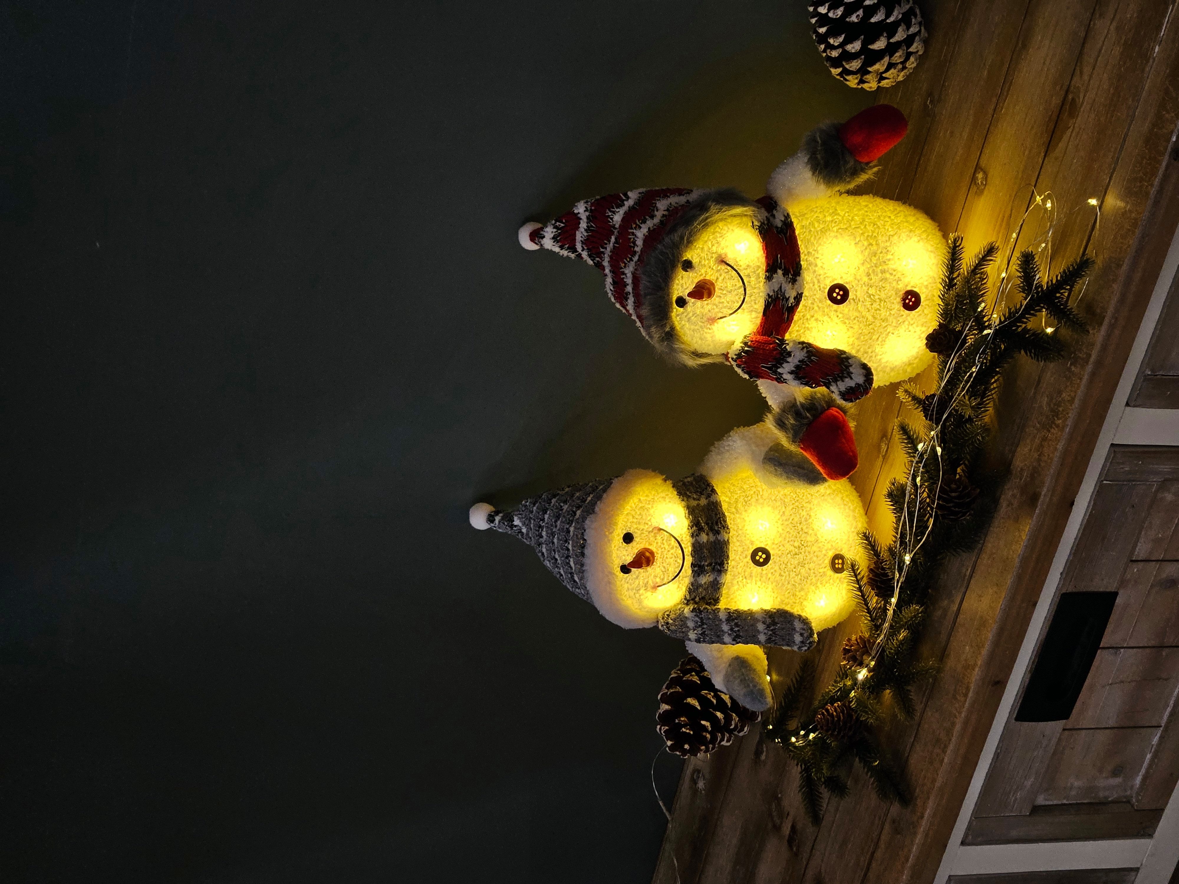 Meinposten Schneemann 2x Schneemann mit LED bunter Schal & Mütze Höhe ca. 20 cm warmweiß (2 St., 2er Set), 2 Schneemänner, 1 x rot, 1x grau