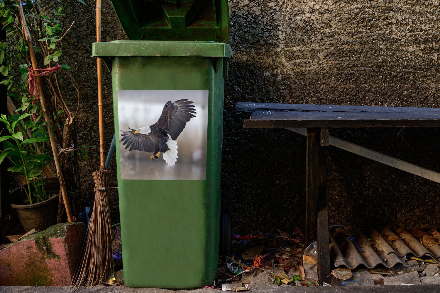 Flügeln. St), (1 ausgebreiteten Abfalbehälter Mülltonne, amerikanischer Container, MuchoWow Wandsticker mit Weißkopfseeadler Ein Mülleimer-aufkleber, Sticker,