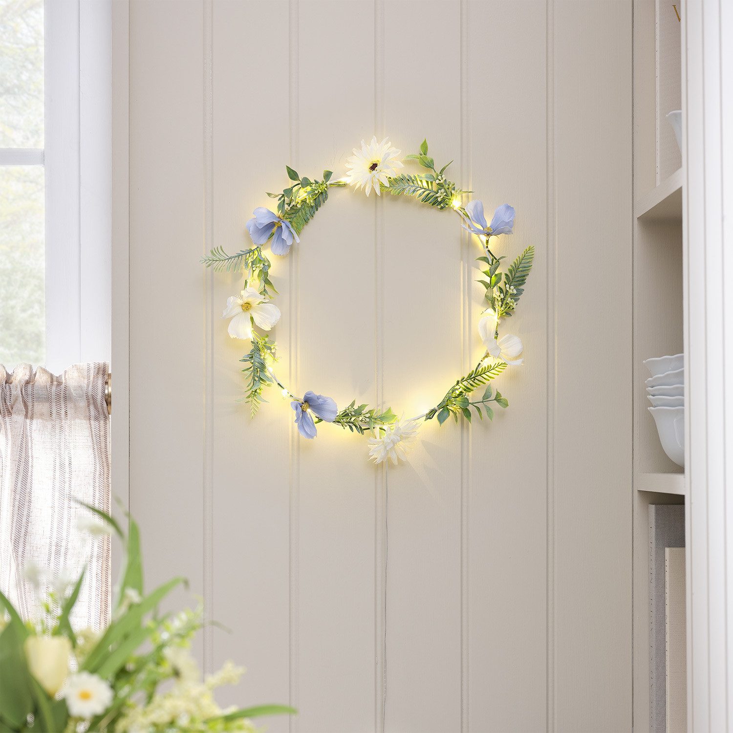 Lights4fun Dekokranz Weißer & blauer LED-Blumenkranz mit warmweißen Mikro-LEDs & Timer