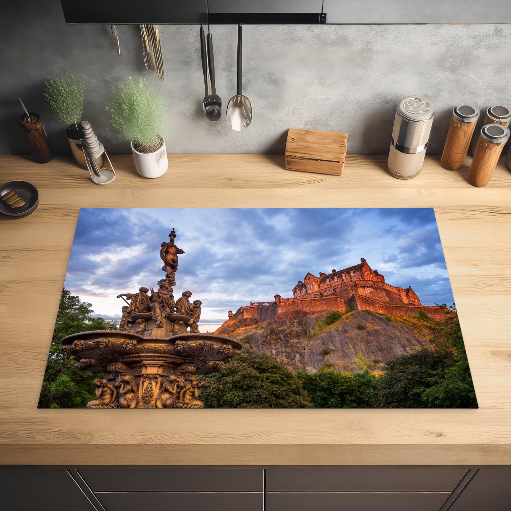 MuchoWow Herdblende-/Abdeckplatte Sonnenuntergang am Edinburgh in Vinyl, küche, Ceranfeldabdeckung Schutz Castle tlg), 81x52 cm, für Schottland, (1 die Induktionskochfeld