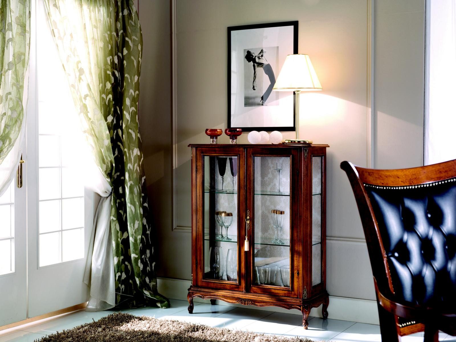 Vitrine Luxuriöse Anrichte aus Holz mit Glastüren in Braun