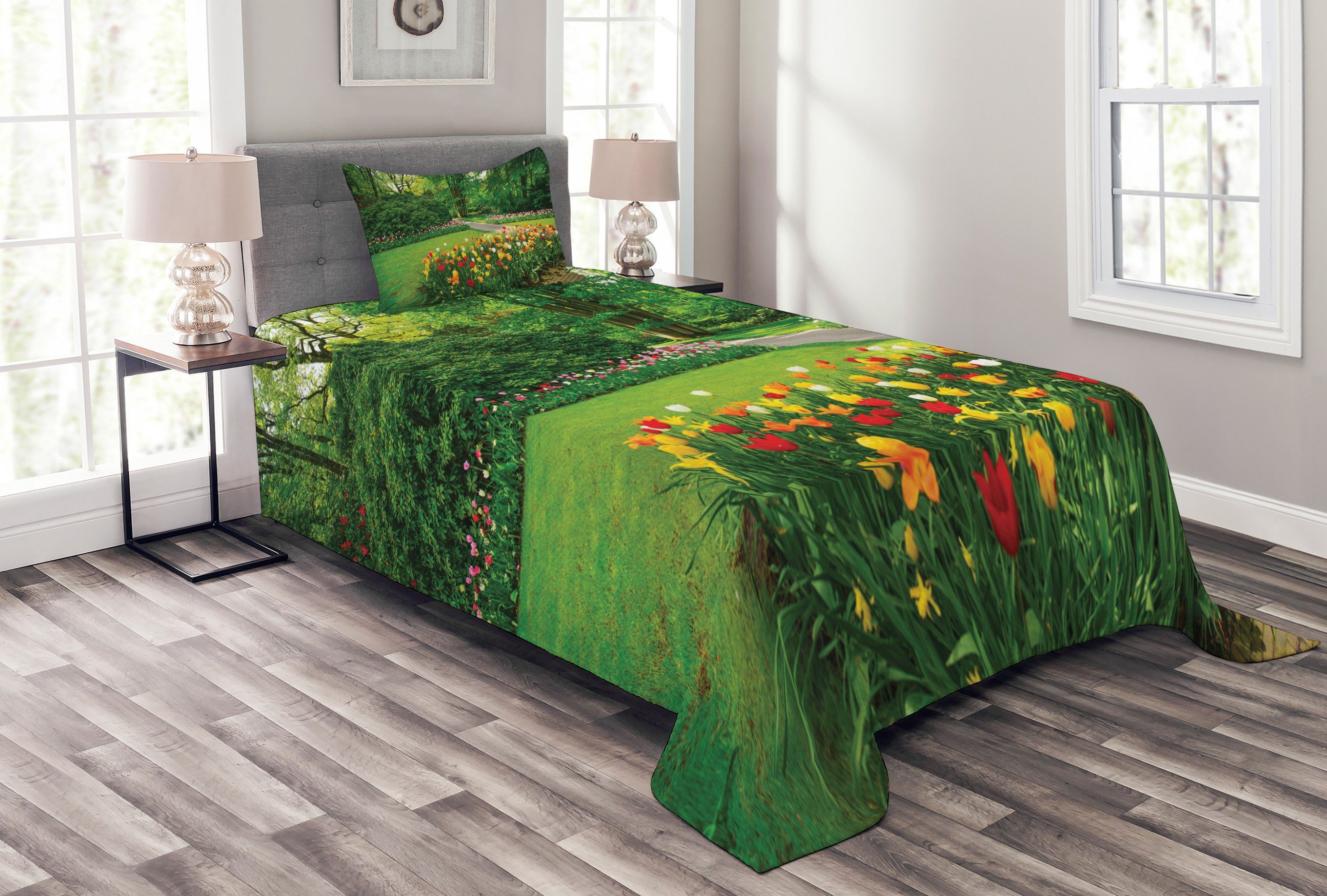 Tagesdecke Set mit Kissenbezügen Waschbar, Bäume Garten Abakuhaus, mit Frühling Tulpen