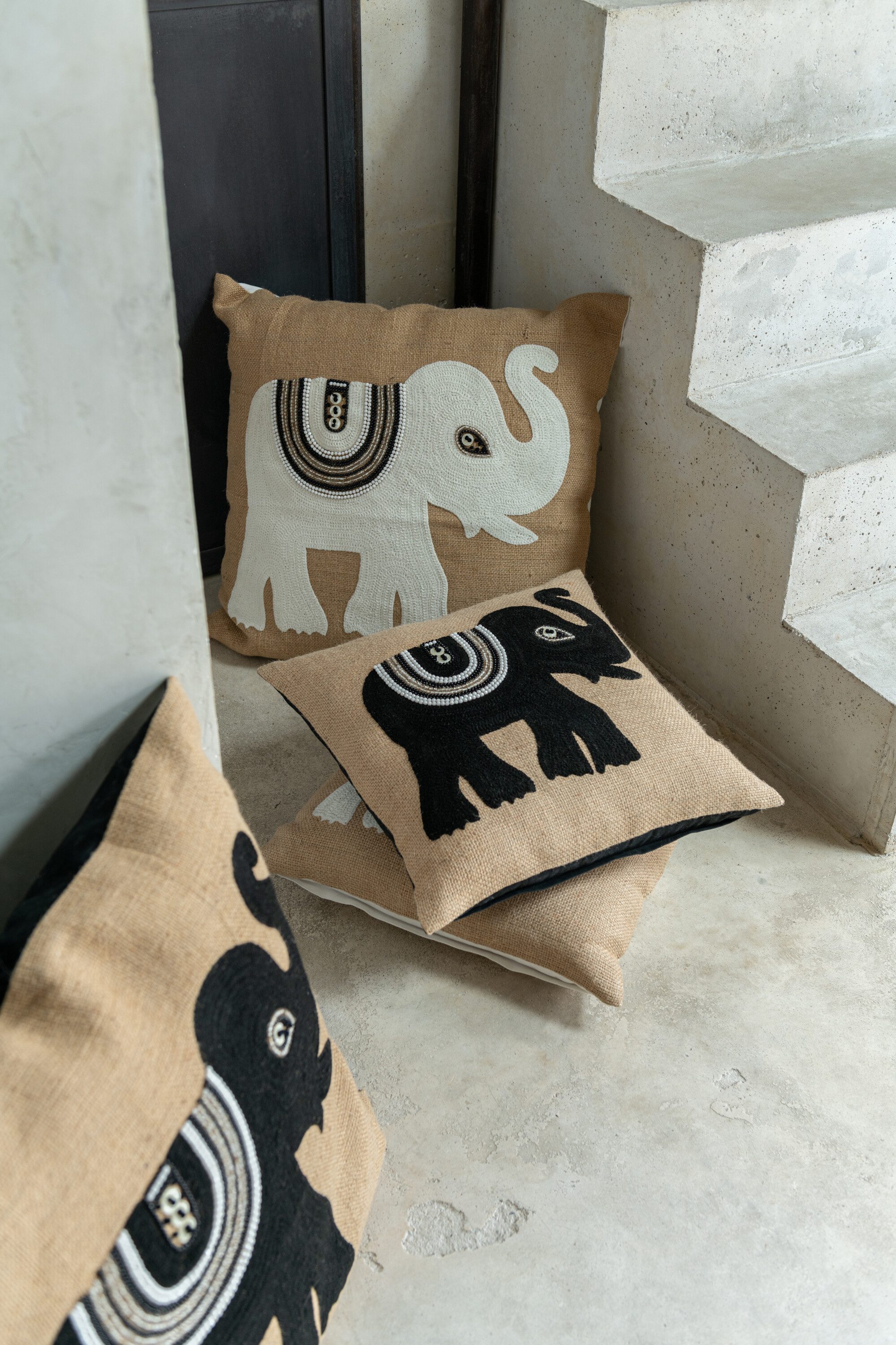 J-Line by Jolipa Dekokissen Kissen mit Elefant natur farbig Weiß inkl. Füllung 45 cm, abnehmbare Hülle, inkl. Inlet