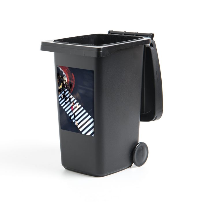 MuchoWow Wandsticker Vogelperspektive eines Zebrastreifens mit unscharfen querenden (1 St) Mülleimer-aufkleber Mülltonne Sticker Container Abfalbehälter