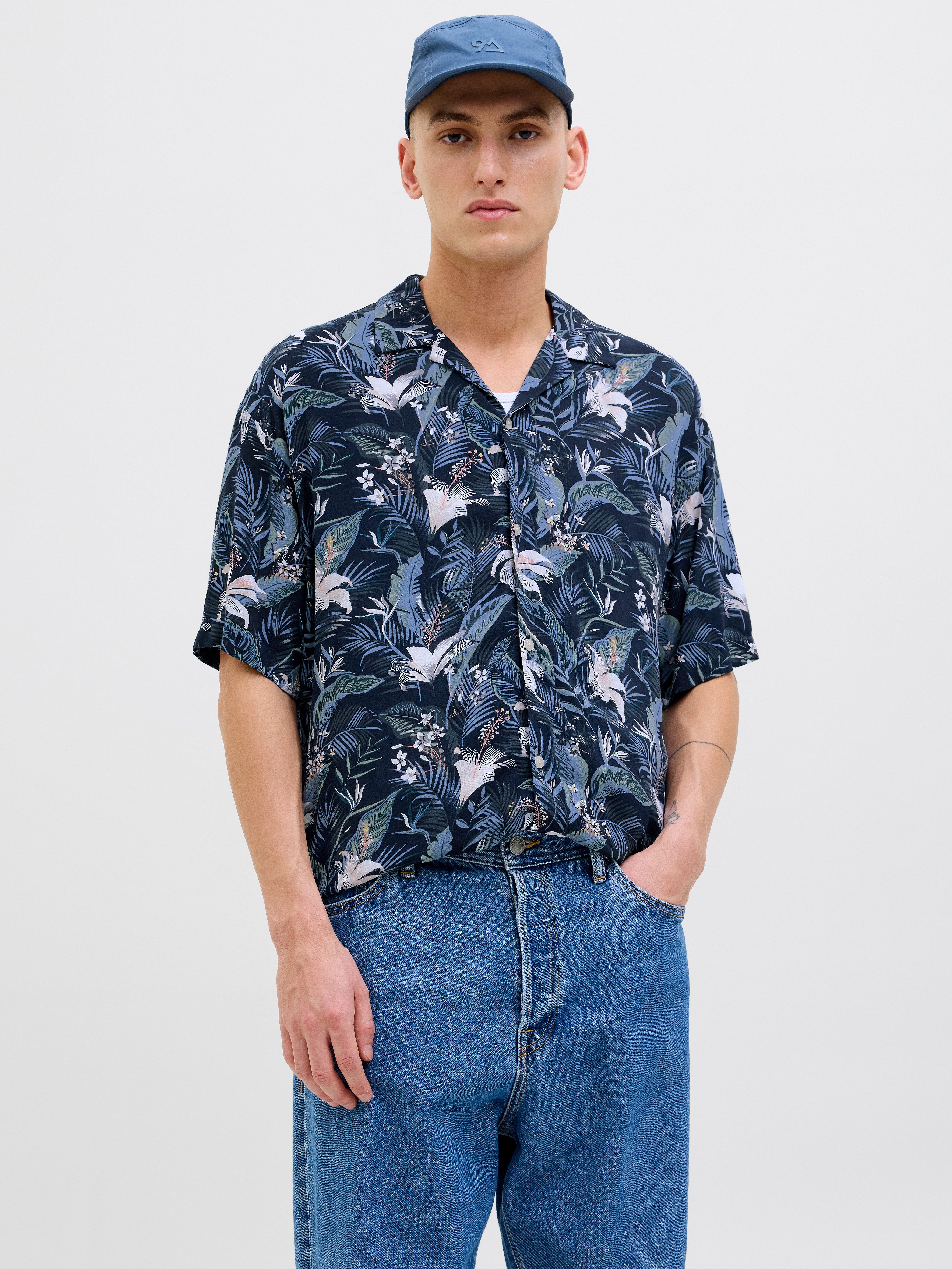 Jack & Jones Kurzarmhemd JJEJEFF TROPICAL AOP RESORT SHIRT SS SN mit All-Ov günstig online kaufen