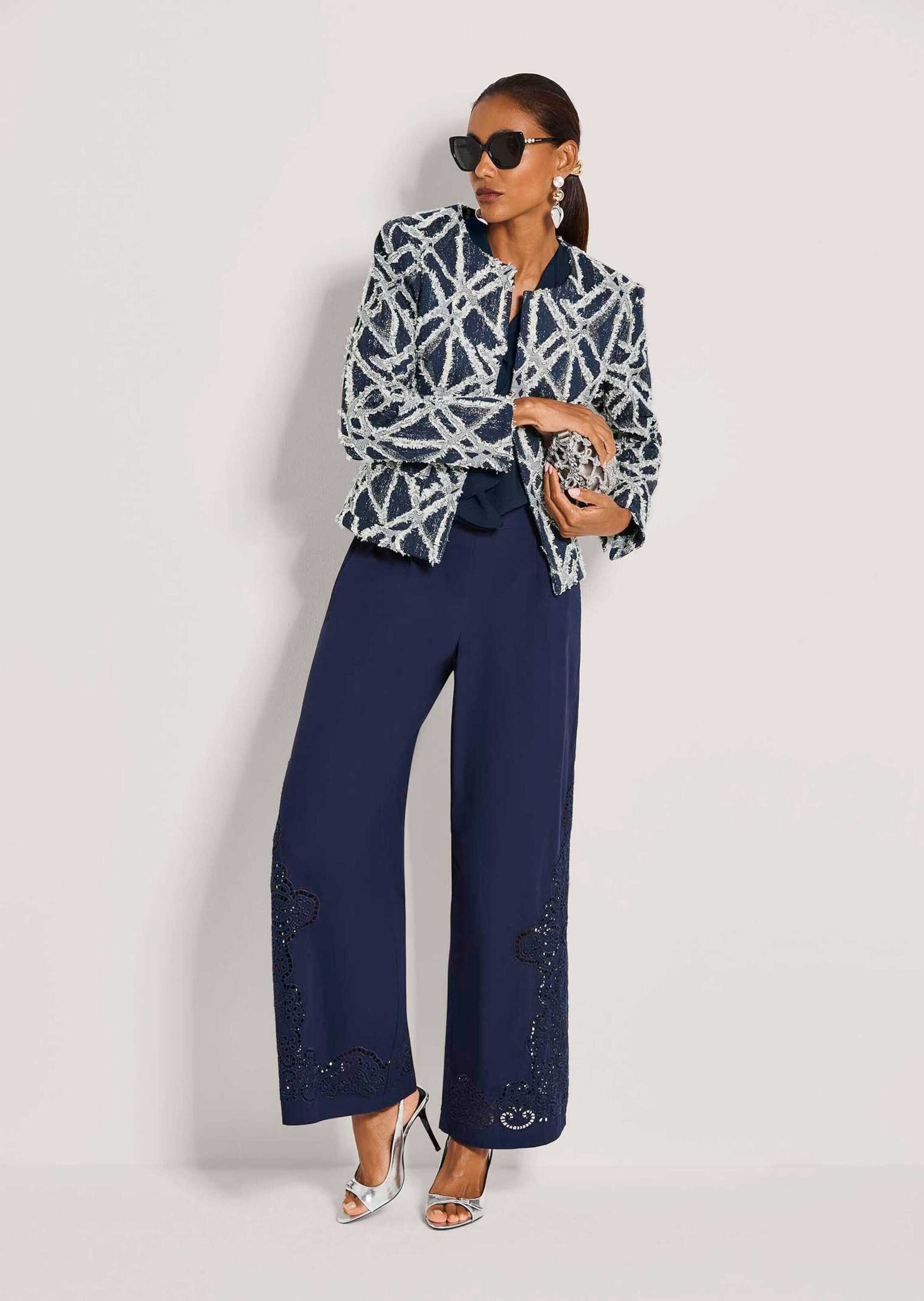 MADELEINE Kurzblazer Jacquardblazer mit Fransen Glanzblazer mit Rundhals, Hakenverschluss, Taschen und Langarm