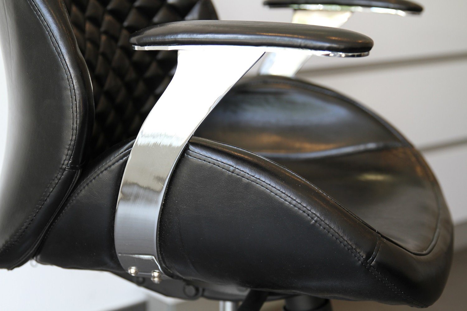 Steelboxx Drehstuhl Bürodrehstuhl Designer Drehstuhl Chefsessel Pantera Racer Car Seat (1), Schalensitz zur optimalen Abstützung im Beckenbereich