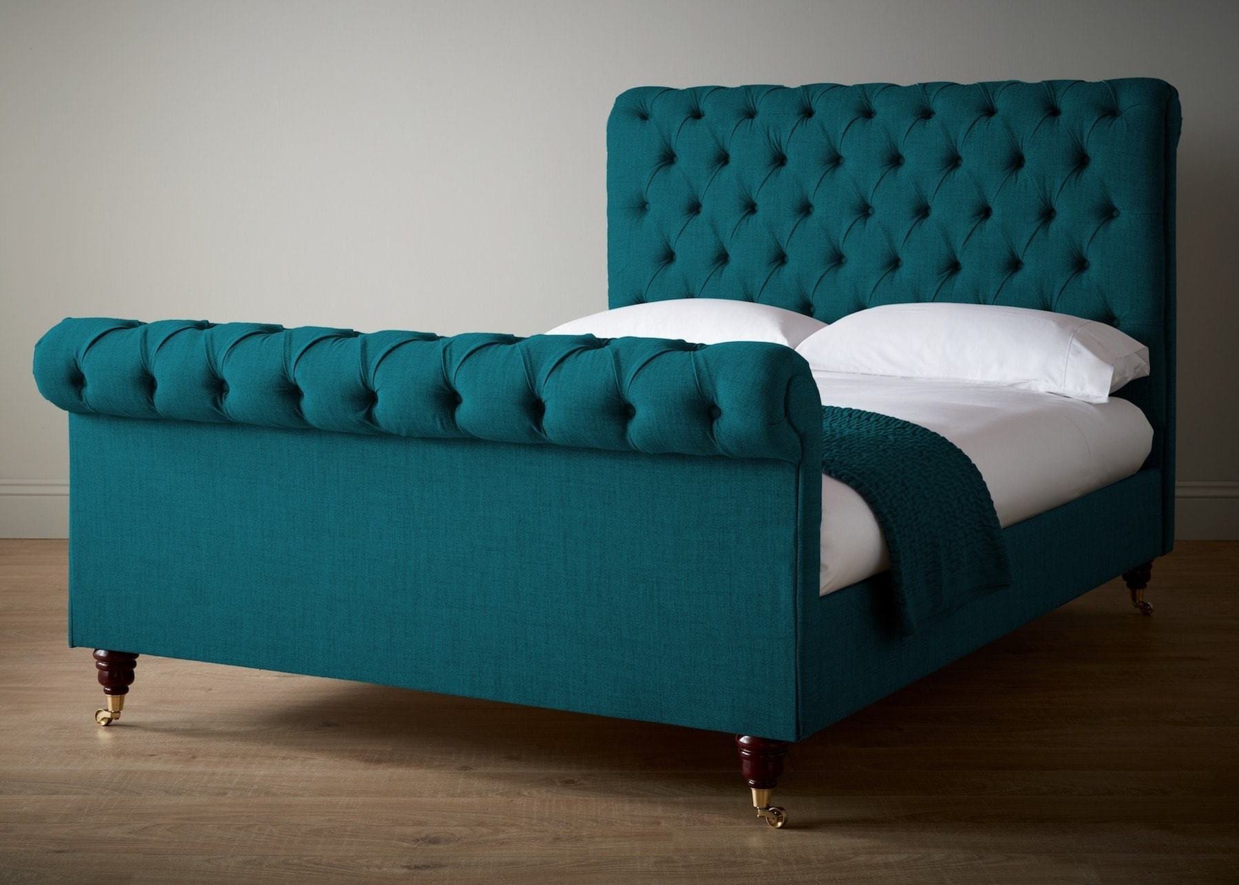 Xlmoebel Polsterbett Luxuriöses Doppelbett im Chesterfield-Design mit grünem Samtpolster (Doppelbett, Chesterfield Bett), Hergestellt in Europa