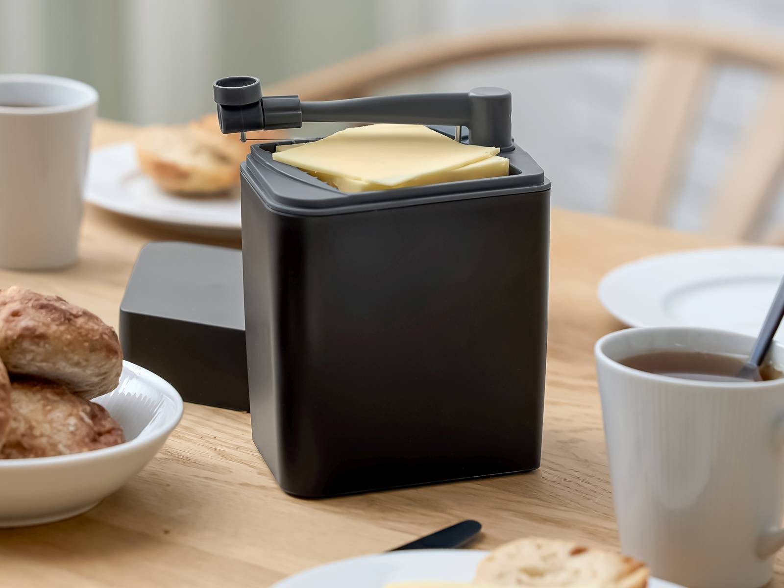 ROSTI Käsehobel "Classic" Käsebox mit integriertem Käseschneider schwarz, Kunststoff, kann benutzt werden, ohne den Käse zu berühren
