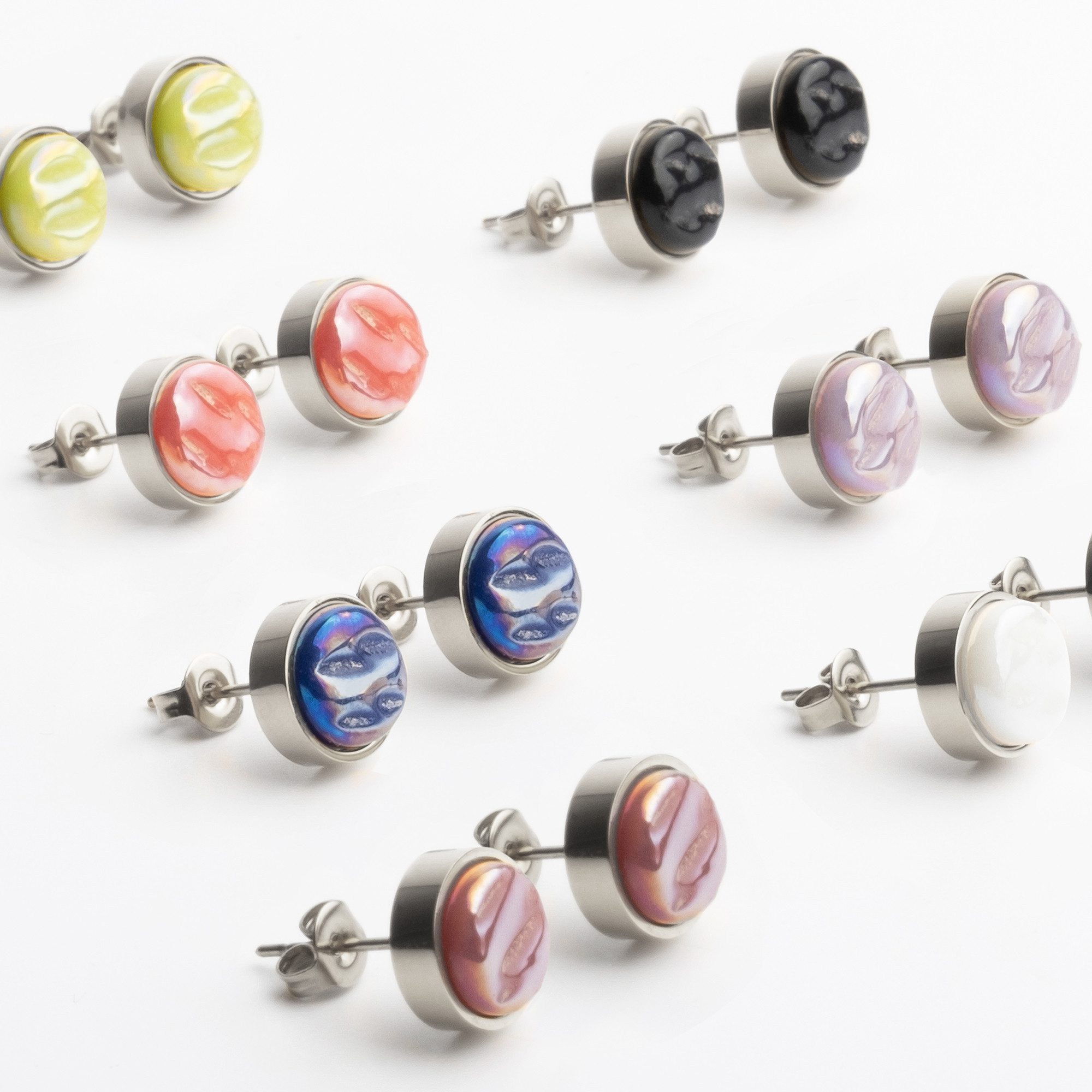 ALEXASCHA Paar Ohrstecker mit Ohrklemme Edelstahl Ohrstecker mit Stein • Perlmuttoptik • 8mm