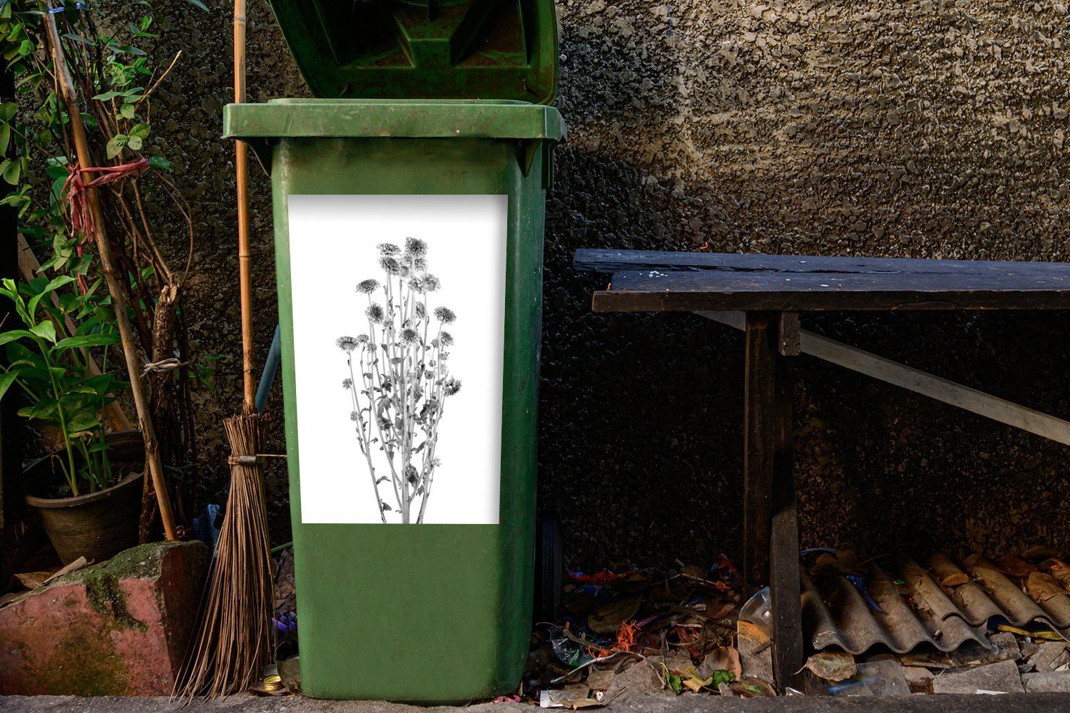 Wandsticker schwarz Mülltonne, und Container, Blumen MuchoWow Mülleimer-aufkleber, weißem (1 Sticker, - Getrocknete Hintergrund lila Abfalbehälter weiß auf St),
