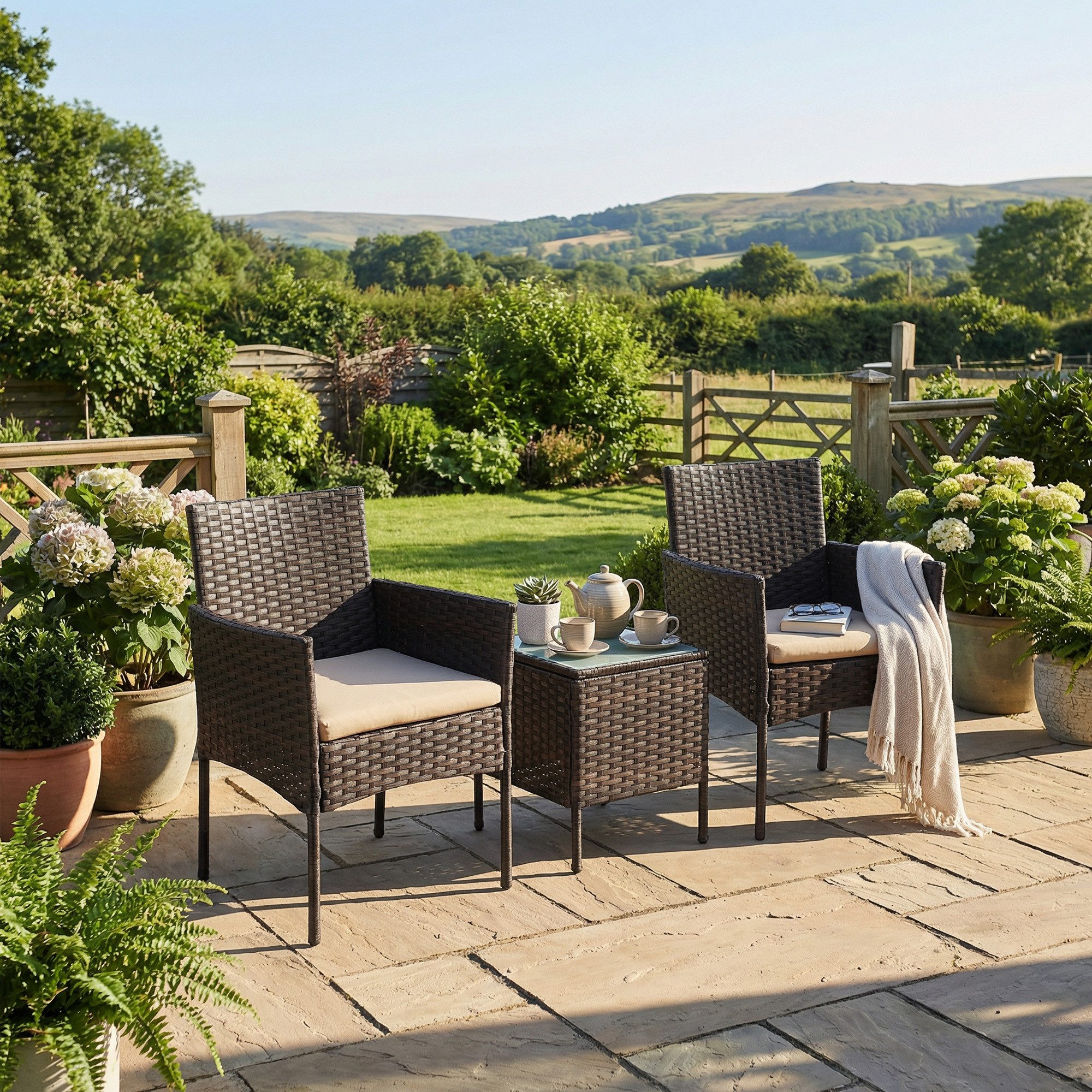SONGMICS Gartenlounge-Set Balkonmöbel, Tisch und 2 Stühle, für Terrasse, Balkon, Garten, (3-tlg., 2 Gartenstuhl, 1 Gartentisch, mit Kissen), Gartenmöbel-Set, aus PE-Polyrattan, Terrassenmöbel, braun-taupe