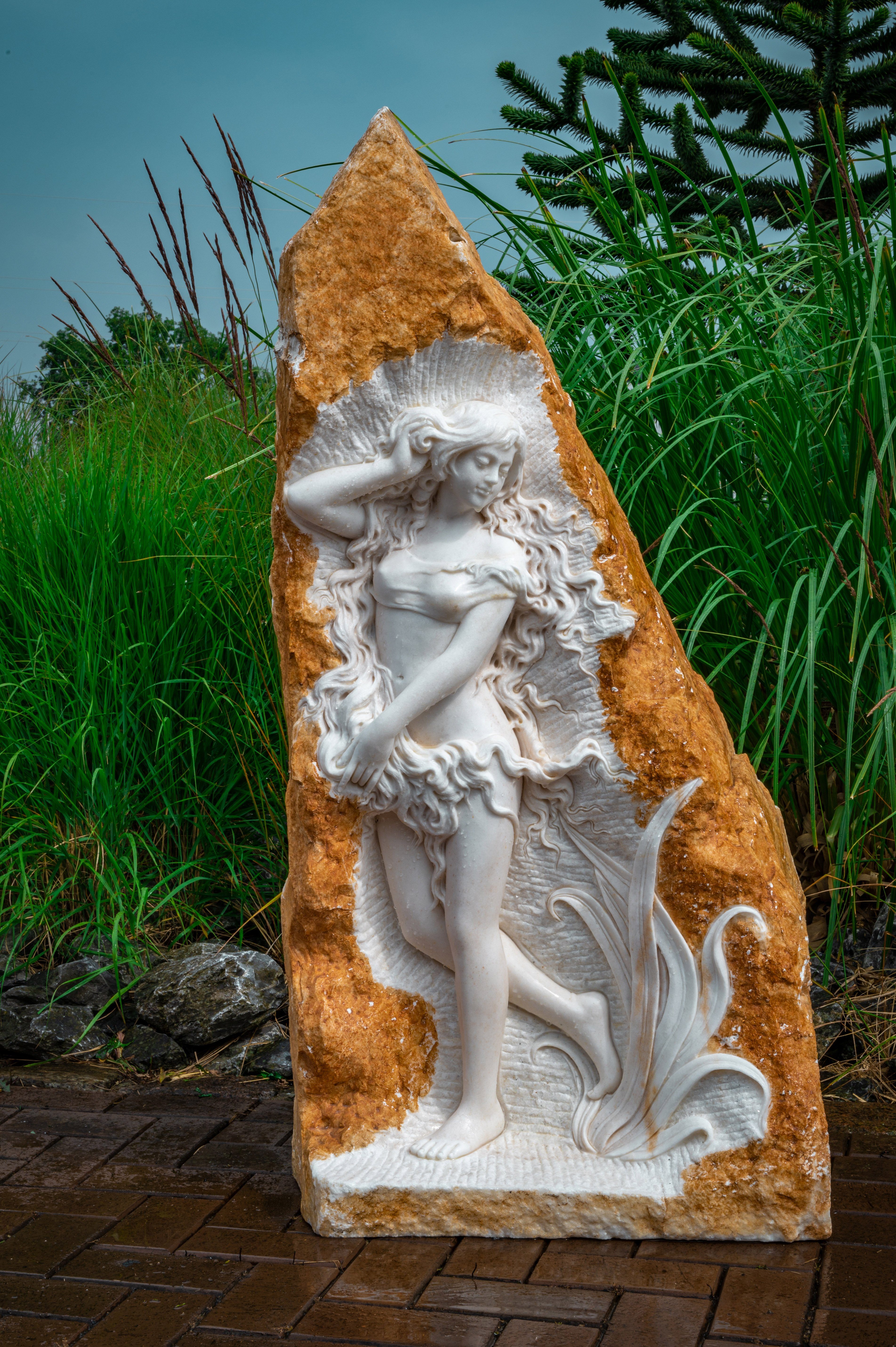 IDYL Gartenfigur Weißer Marmor Frau im Stein