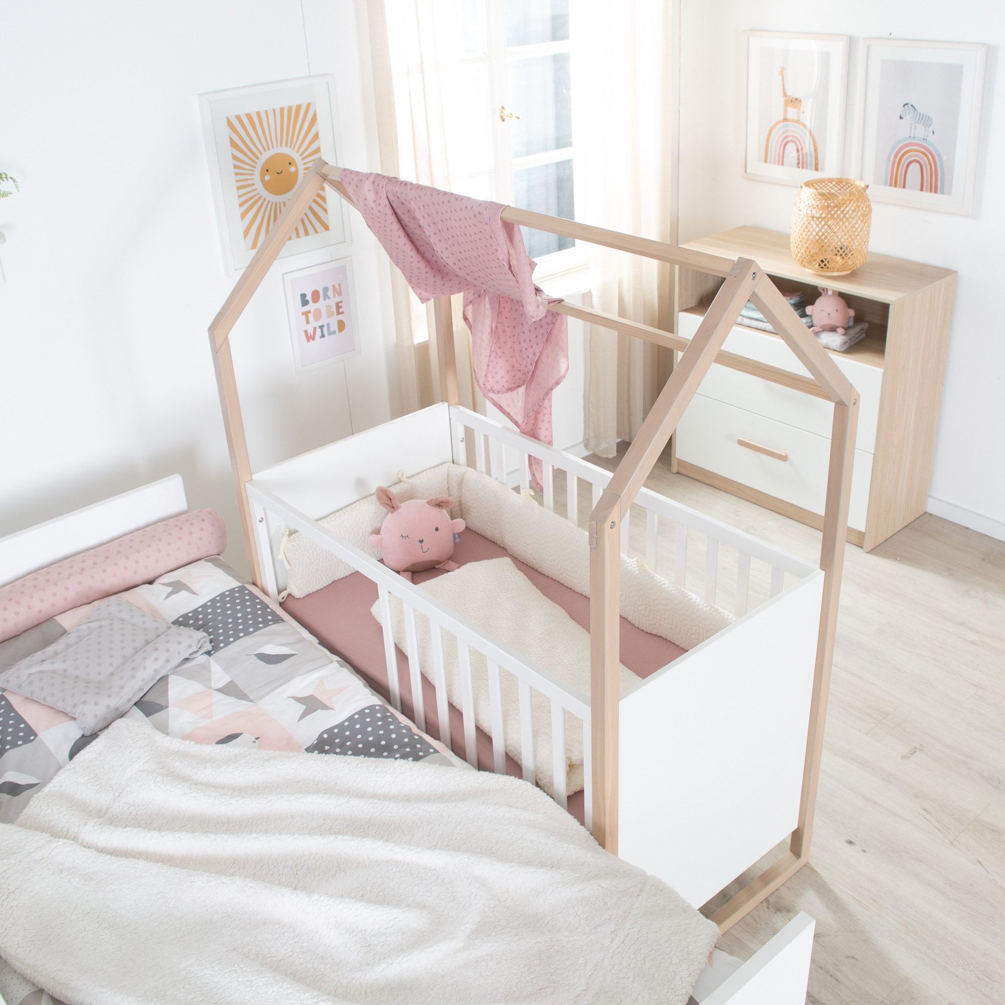 roba® Babybett Cabane 60 x 120 cm - 2-in-1 Baby- und Beistellbett in Hausoptik, 6-fach Höhenverstellbar - 5 Schlupfsprossen - Holz Natur + Weiß