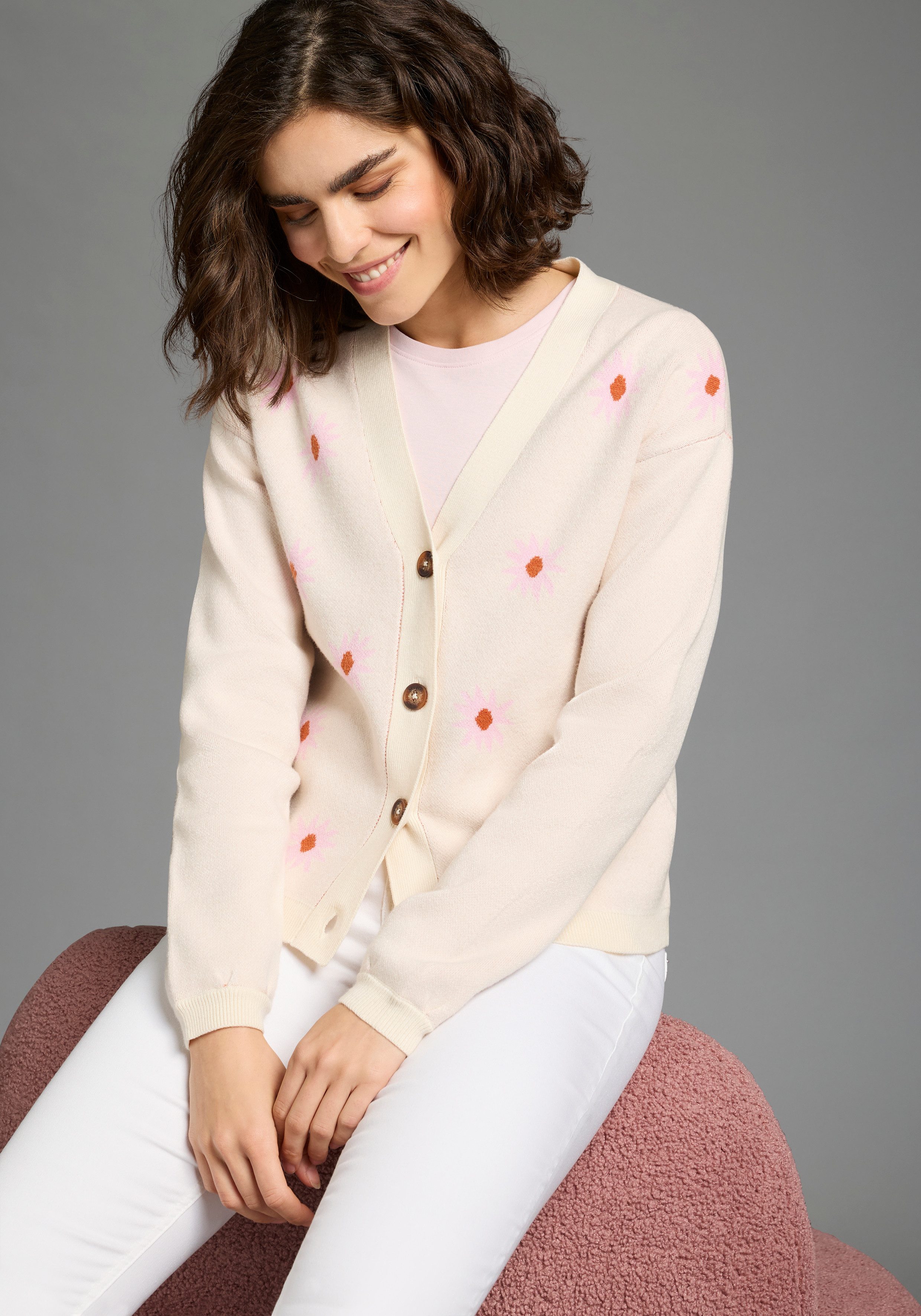 KangaROOS Strickjacke Strickjacke aus Feinstrick, bequeme Passform, Blumenmuster