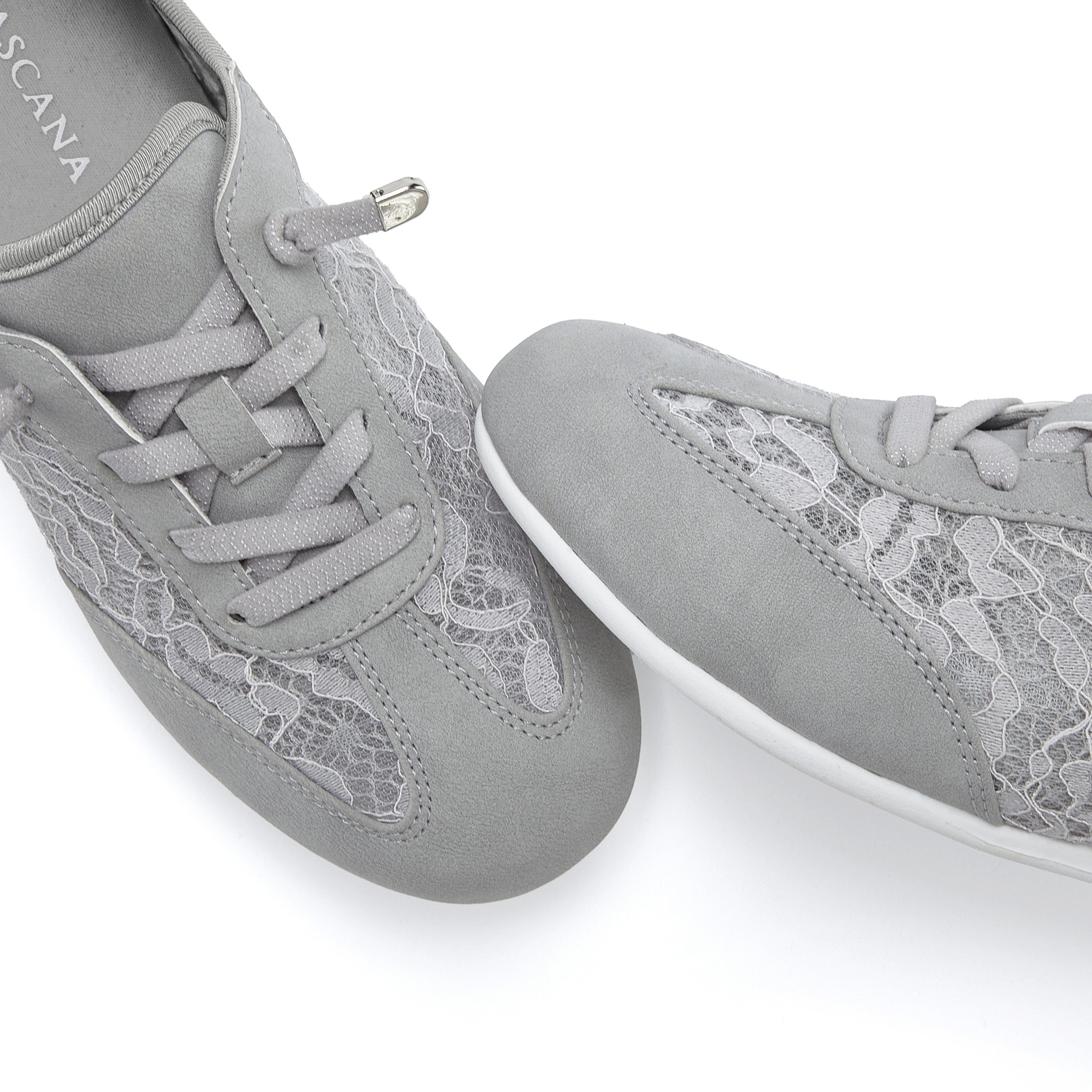 LASCANA Freizeitschuh, Halbschuh, Slip-On-Sneaker, Sneaker mit modischen Spitzendetails & herausnehmbarer Innensohle VEGAN