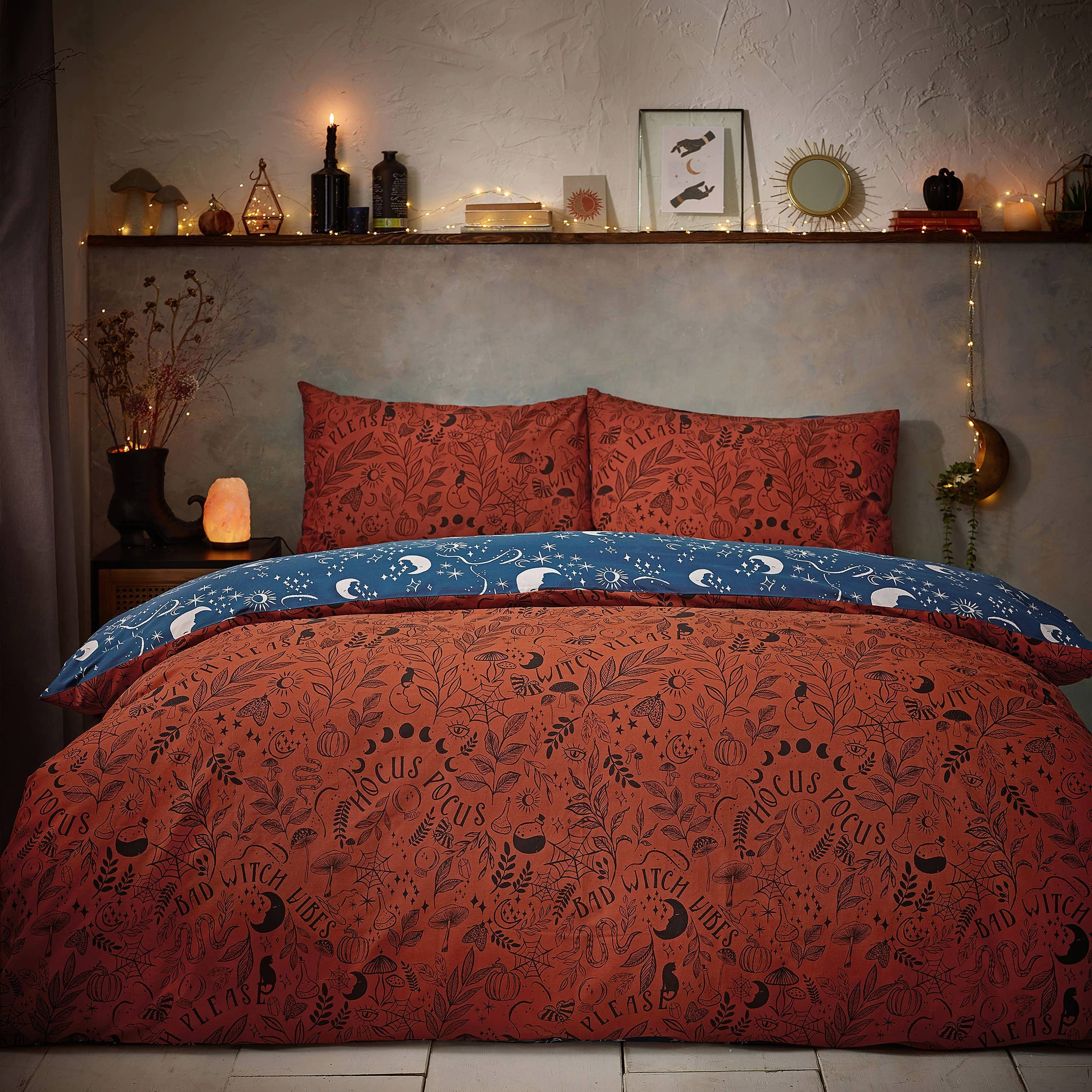 Riva Home Wendebettwäsche Bettwäsche 135x200 „Witchy Vibes“ Bettwäsche-Set in Rost/Kobaltblau