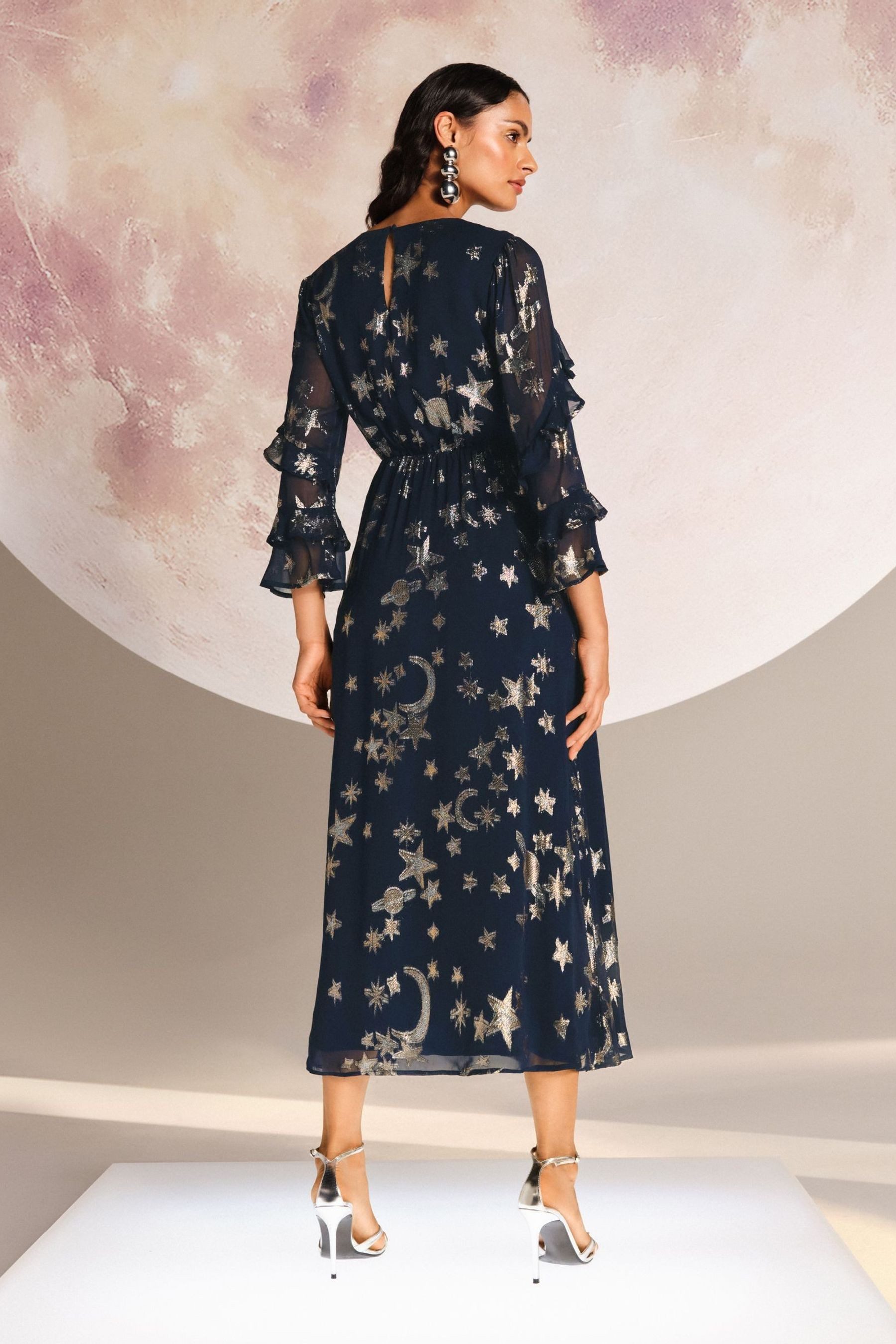 Love & Roses Midikleid Love & Roses Metallic-Midikleid mit Rüschen Petite ( günstig online kaufen