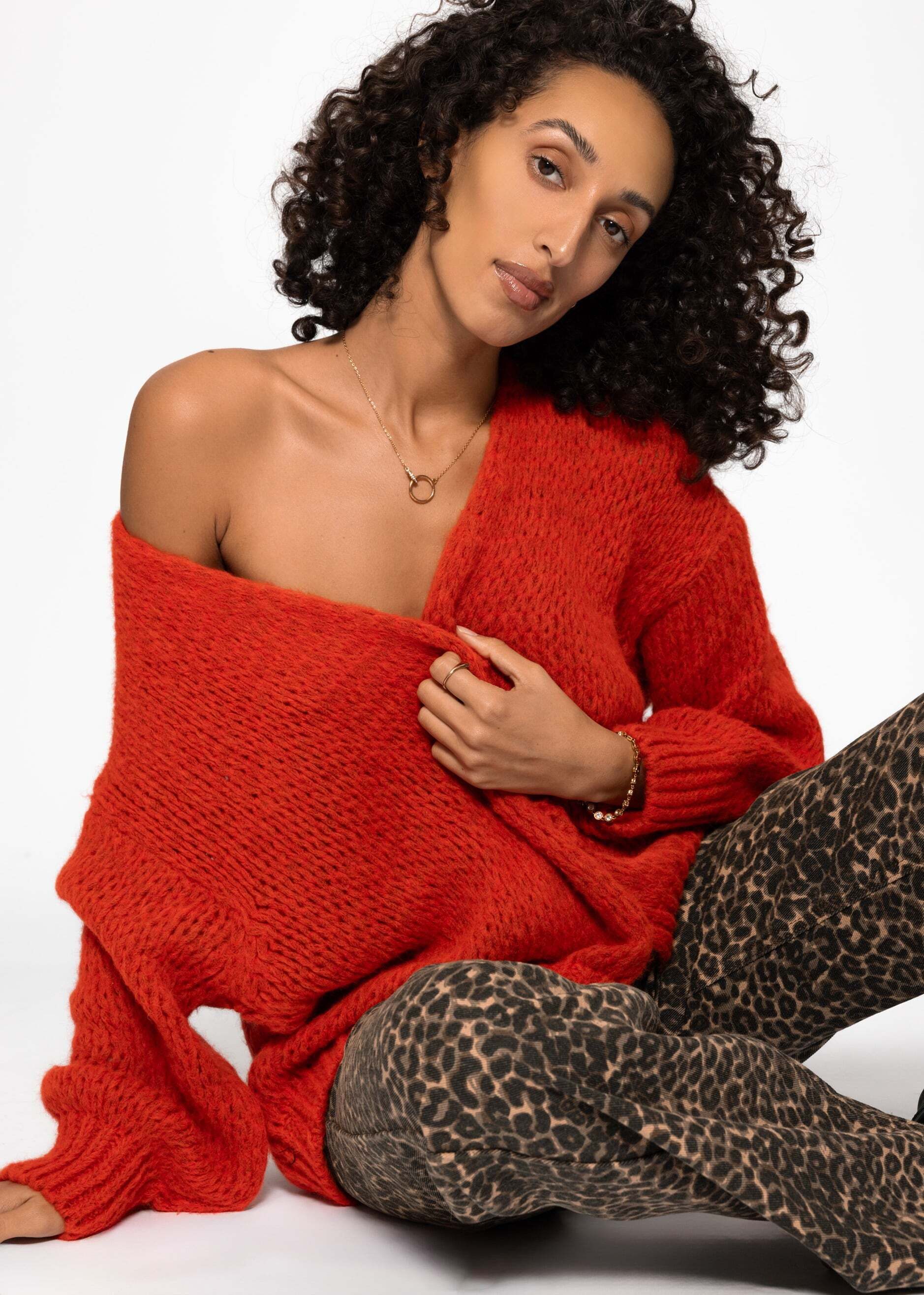 SASSYCLASSY Cardigan Oversize Strick Cardigan für Damen Flauschiger Cardigan mit offen fallendem Schnitt und Rippbündchen