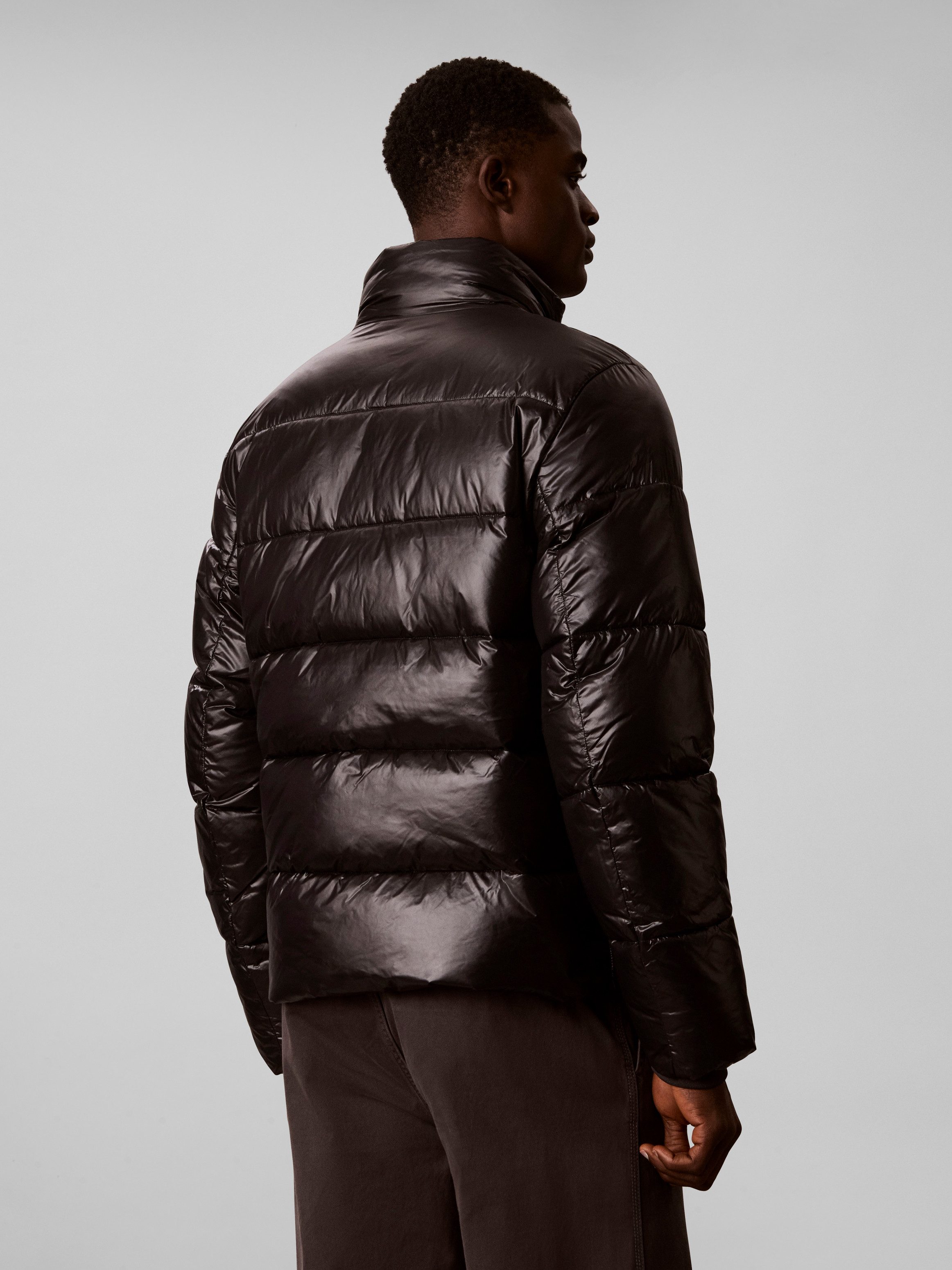 Calvin Klein Jeans Steppjacke HIGH SHINE NYLON PUFFER Regular fit mit Stehkragen – Bild 2 von 5