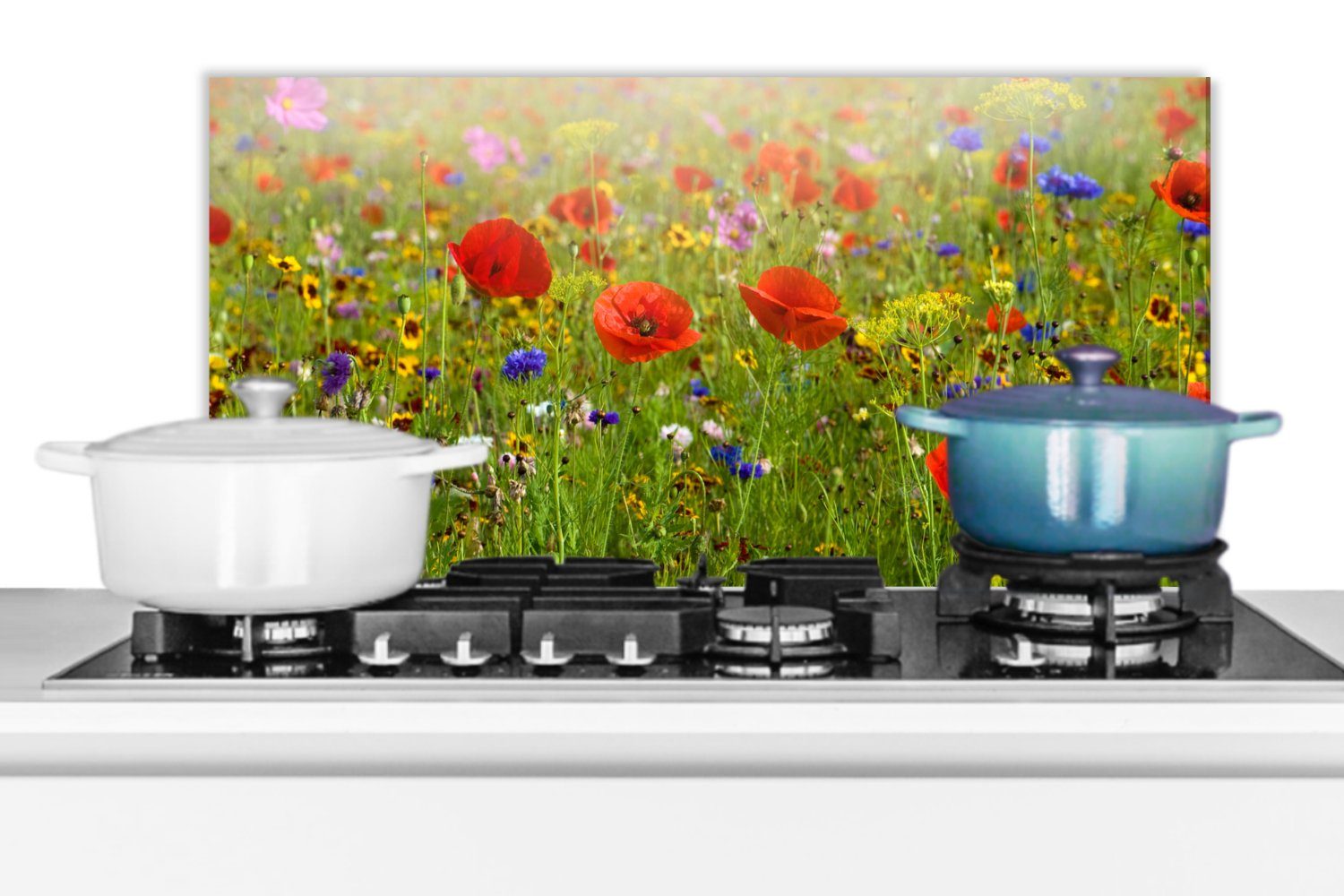 MuchoWow Küchenrückwand Frühling - Blumen Fett Rot - für - Wandschutz, - gegen Grün, Küchen 60x30 Mohn cm, Gras Schmutzflecken (1-tlg), - und