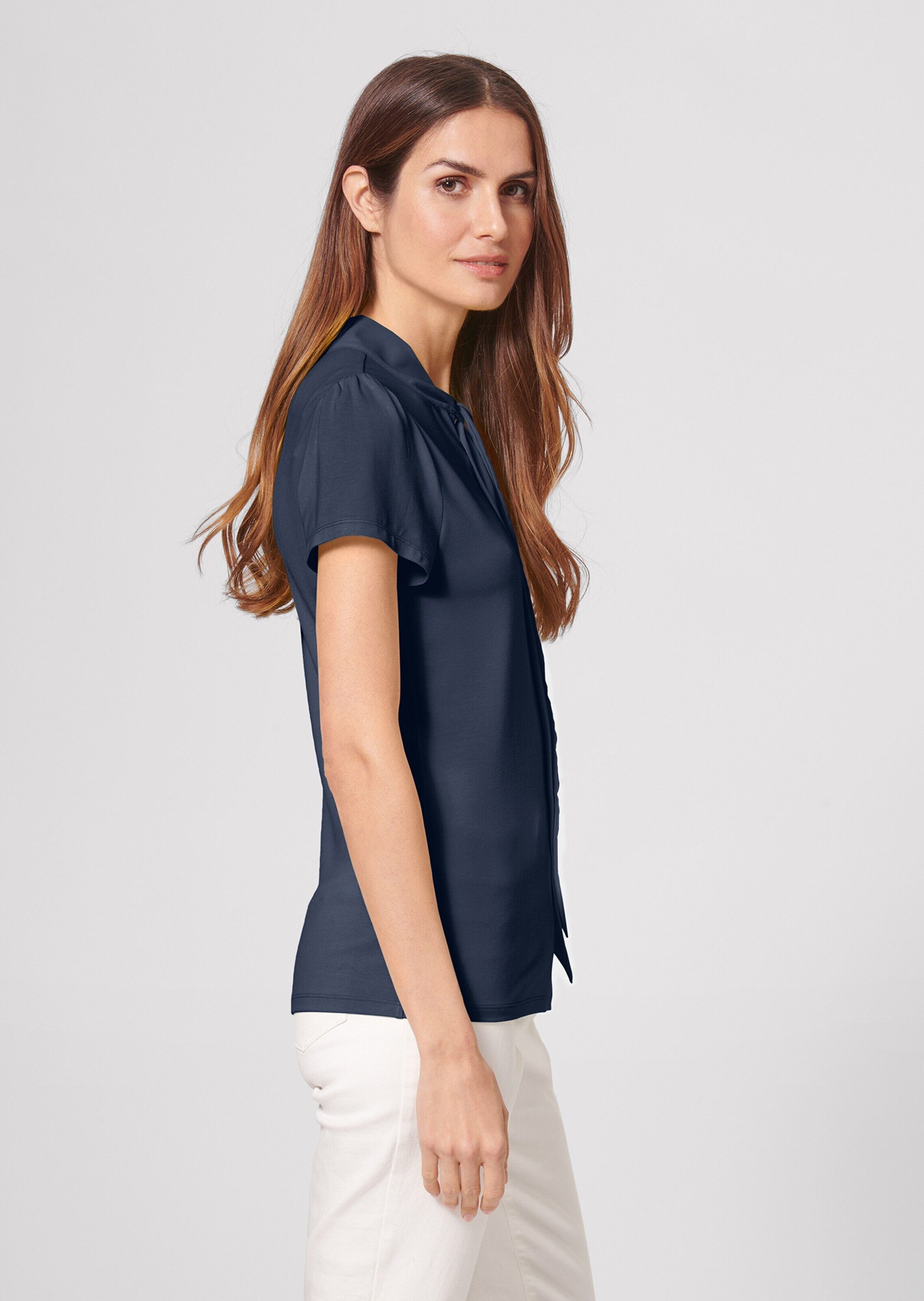 MADELEINE Kurzarmshirt Kurzarmoberteil mit Schluppe Schickes Blusenshirt mit V-Ausschnitt und Glanzbändern – Bild 3 von 5