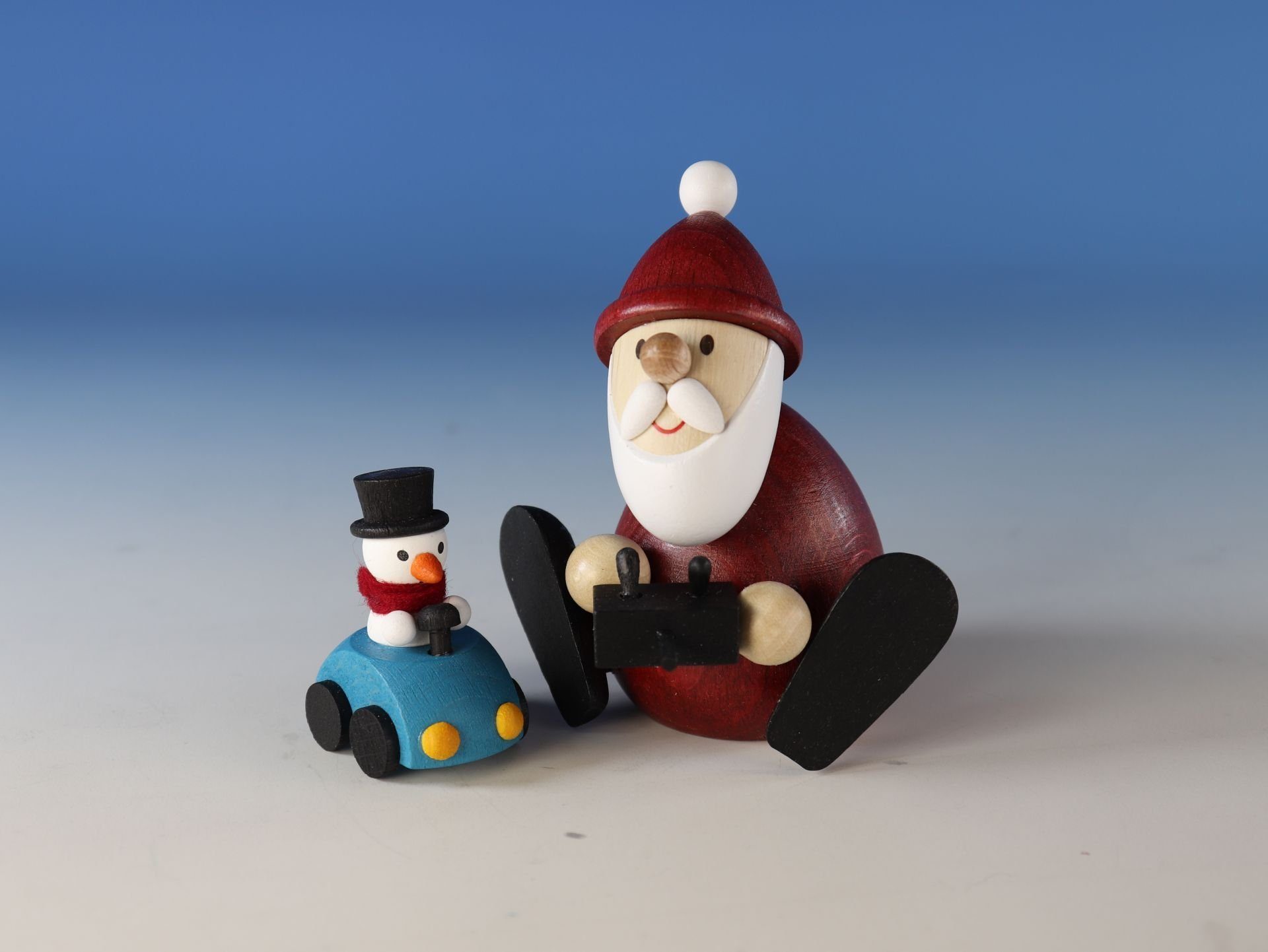 Ullrich Kunsthandwerk Weihnachtsfigur Miniaturfigur Weihnachtsmann mit ferngesteuertem Auto BxH 8,5x8,3cm NE