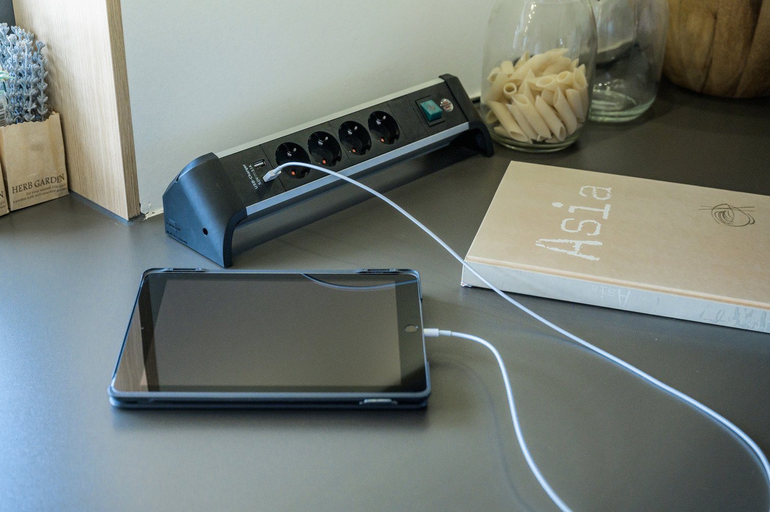 Brennenstuhl Alu-Office-Line Steckdosenleiste 4-fach (Ein- / Ausschalter, USB-Anschlüsse, Kabellänge 1,8 m), mit USB und Schalter