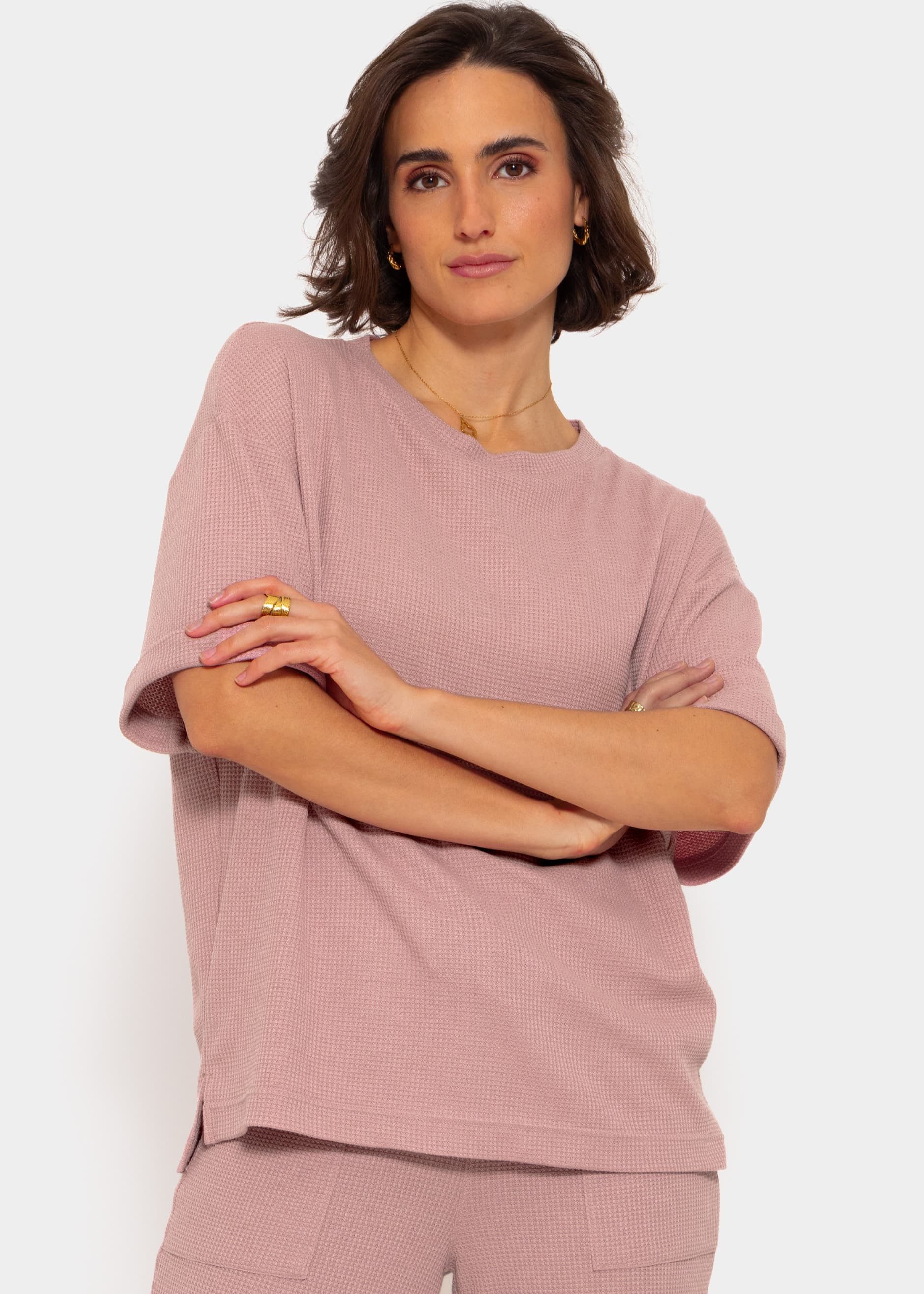 SASSYCLASSY Kurzarmshirt Shirt in Waffelpiqué Oversize T-Shirt mit Struktur und SASSYCLASSY Logo auf der Rückseite