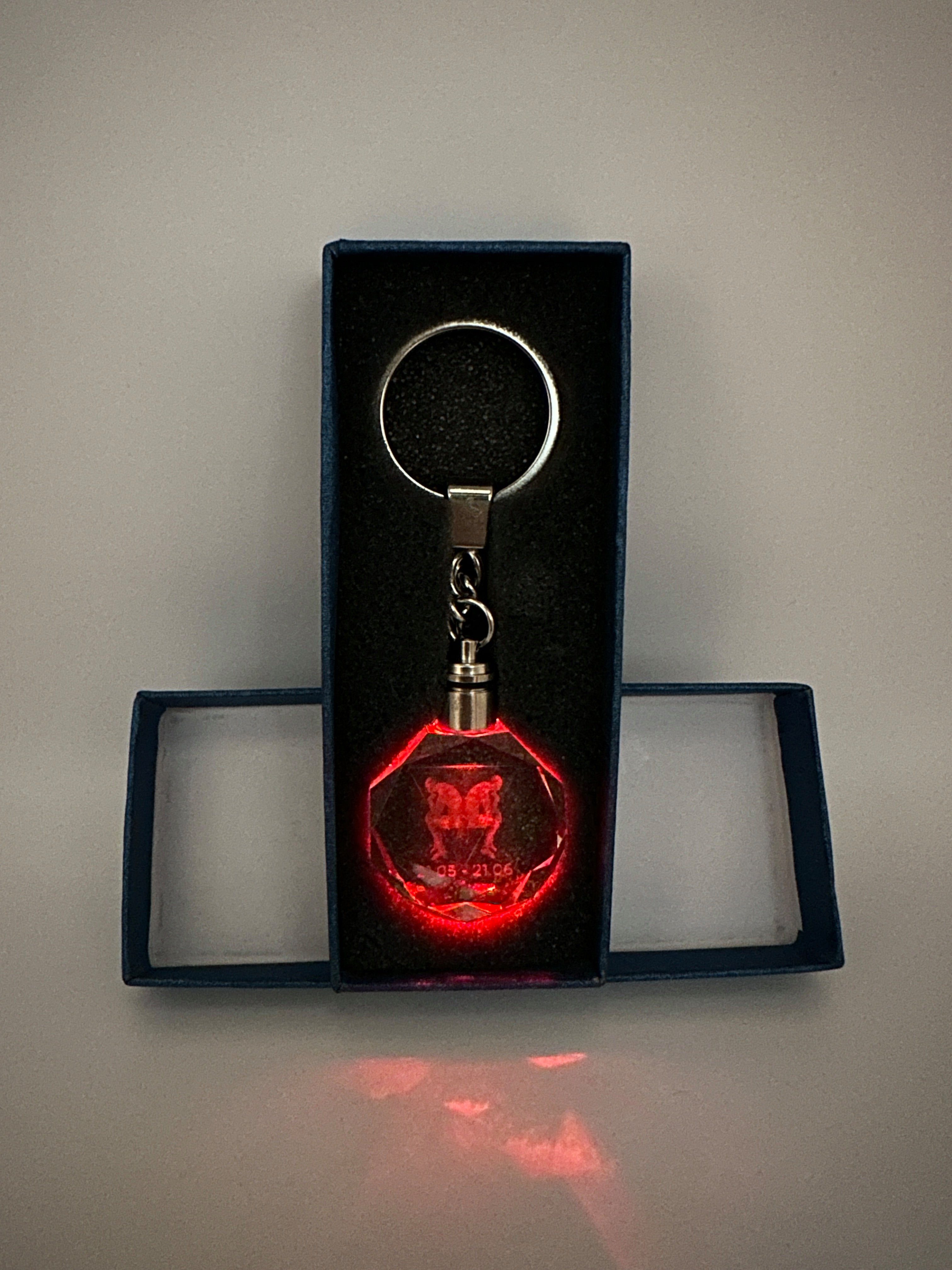 Schlüsselanhänger mit Gravur Schlüsselanhänger LED Sternzeichen aus Glas mit Farbwechsel