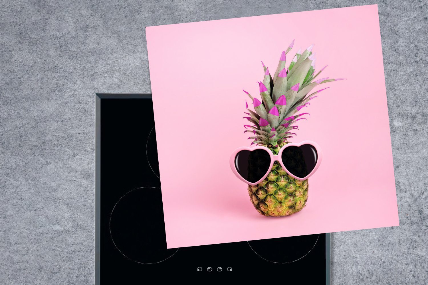 MuchoWow Herdblende-/Abdeckplatte Eine Ananas vor Sonnenbrille, tlg), einem rosa für 78x78 Hintergrund cm, küche Vinyl, (1 Ceranfeldabdeckung, Arbeitsplatte mit