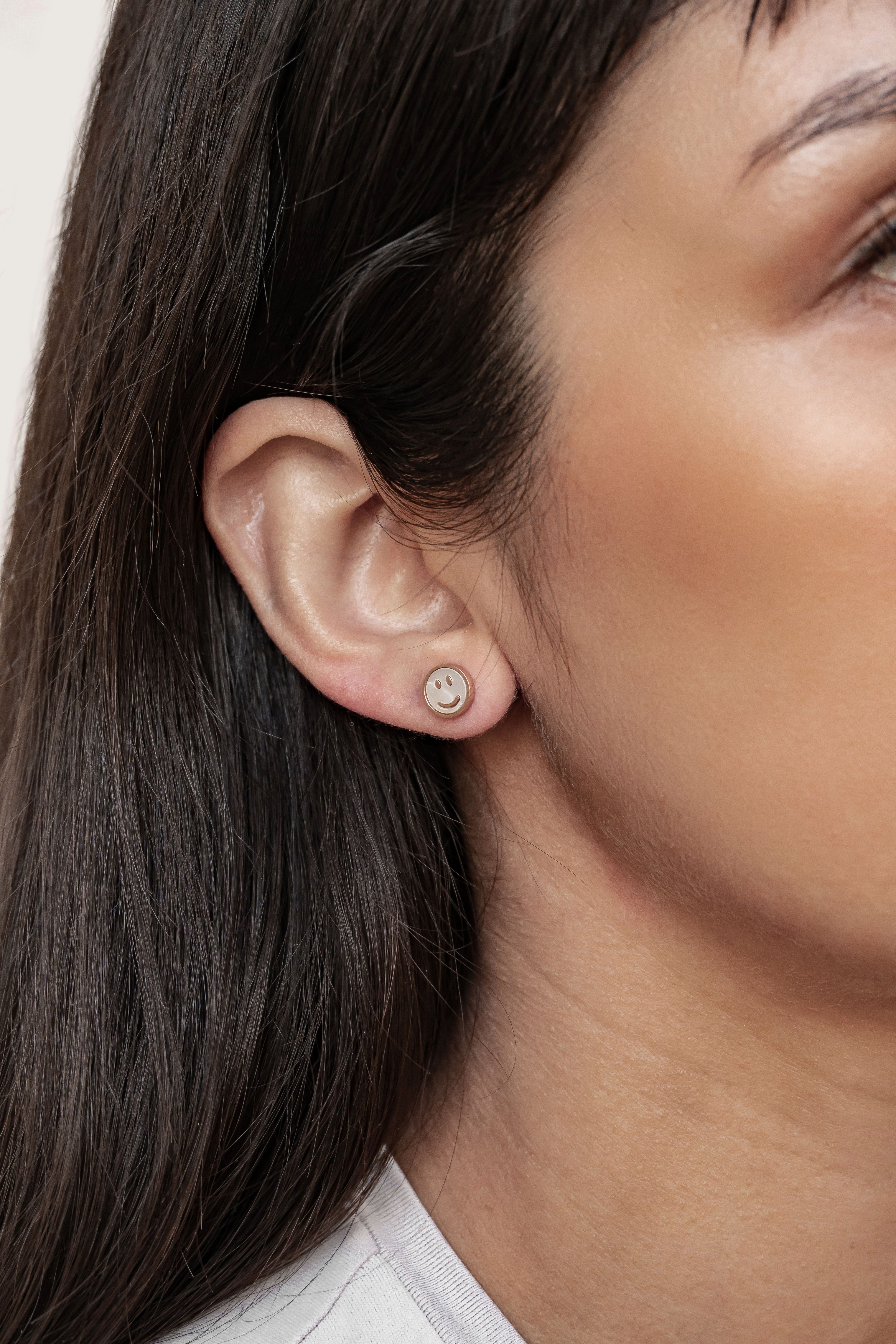 Hey Happiness Paar Ohrstecker Smiley Gesicht, mit Muschel, Kleine Ohrringe Damen Edelstahl in Gold & Roségold, sommerlich