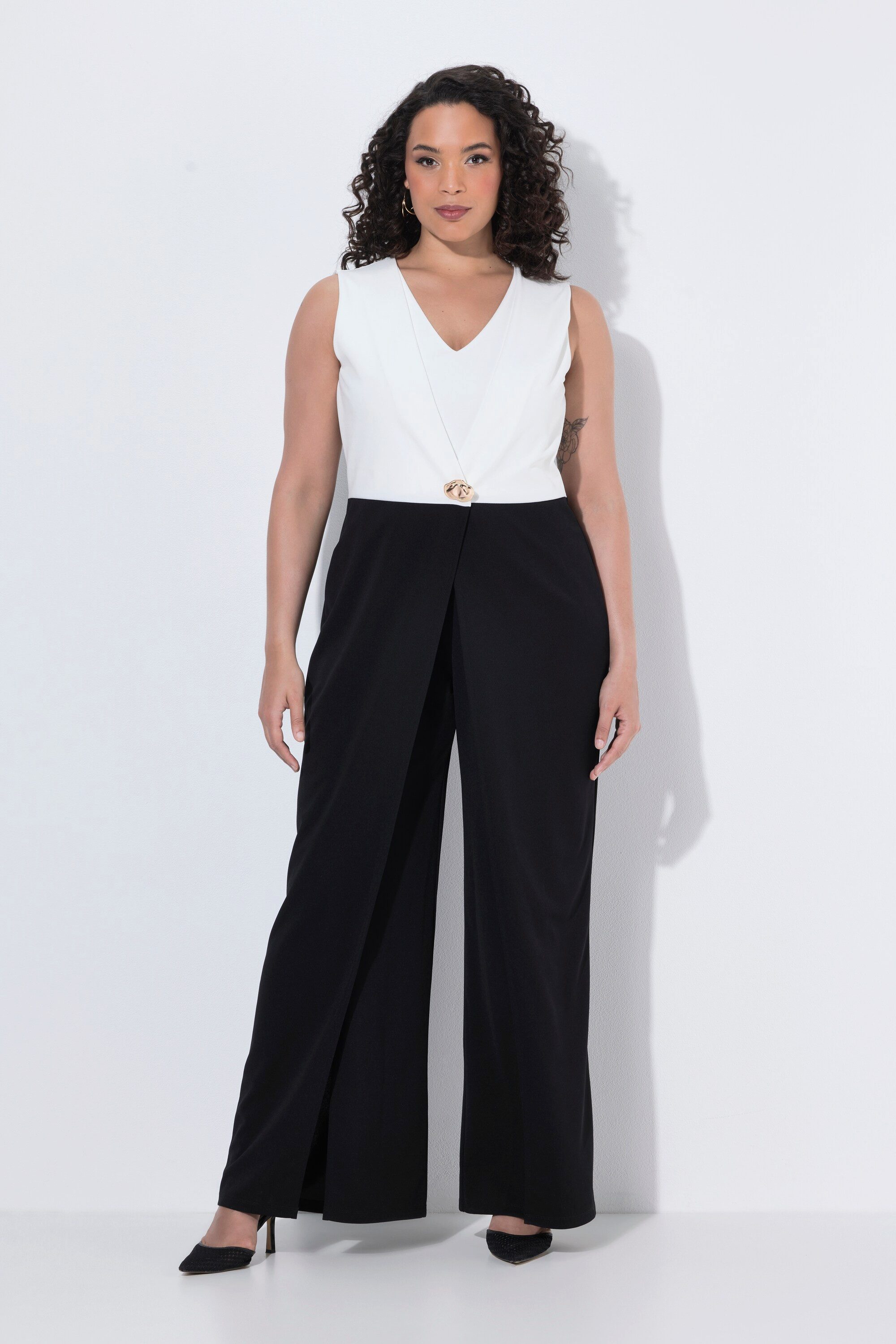 Ulla Popken Funktionshose Jumpsuit V-Ausschnitt Brosche weites Bein ärmellos
