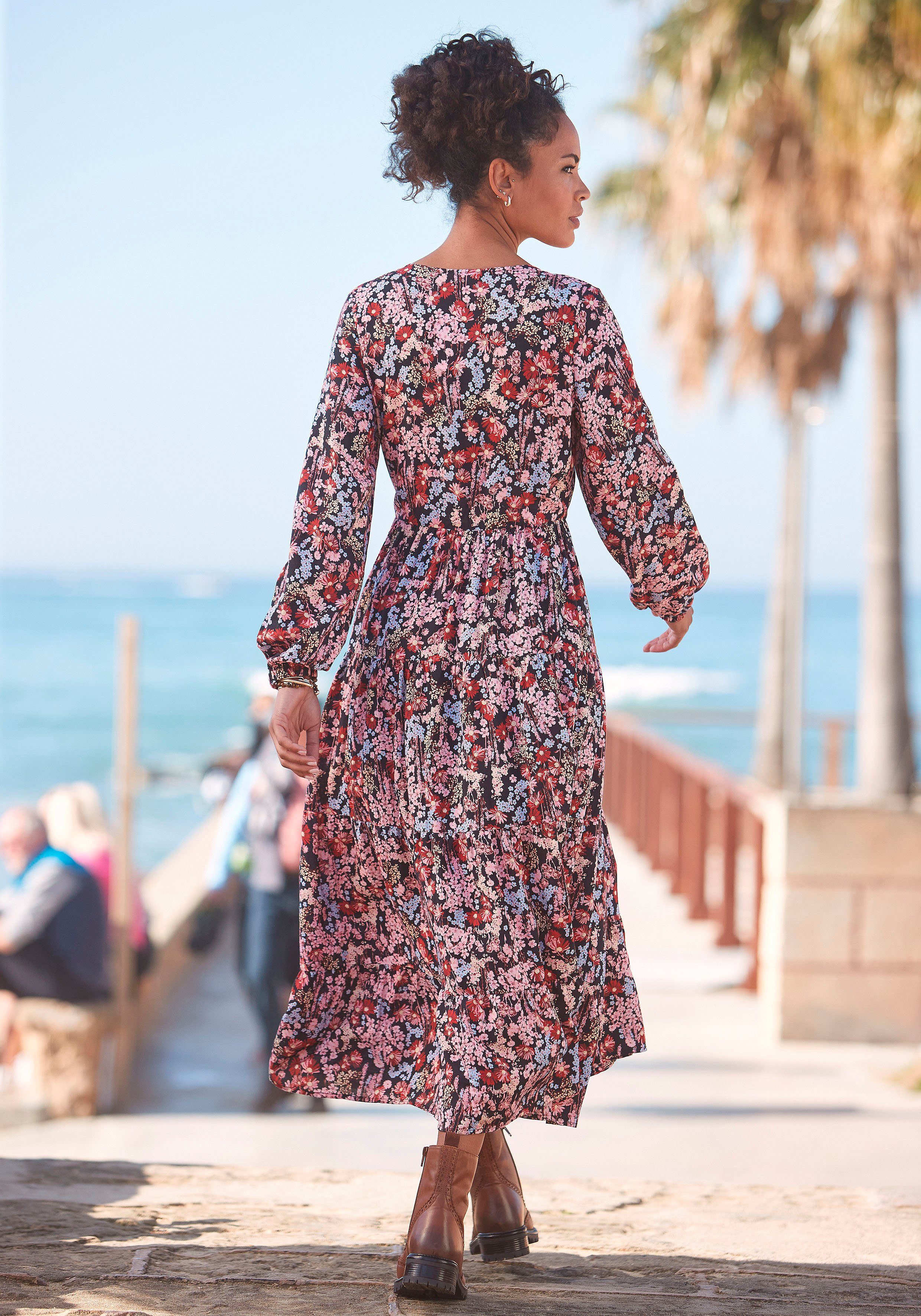 LASCANA Maxikleid mit Blümchenprint und V-Ausschnitt aus Viskose, locker bequemer Look Langärmliges Webkleid, Sommerkleid, modisches Kaftankleid, Druckkleid – Bild 3 von 5