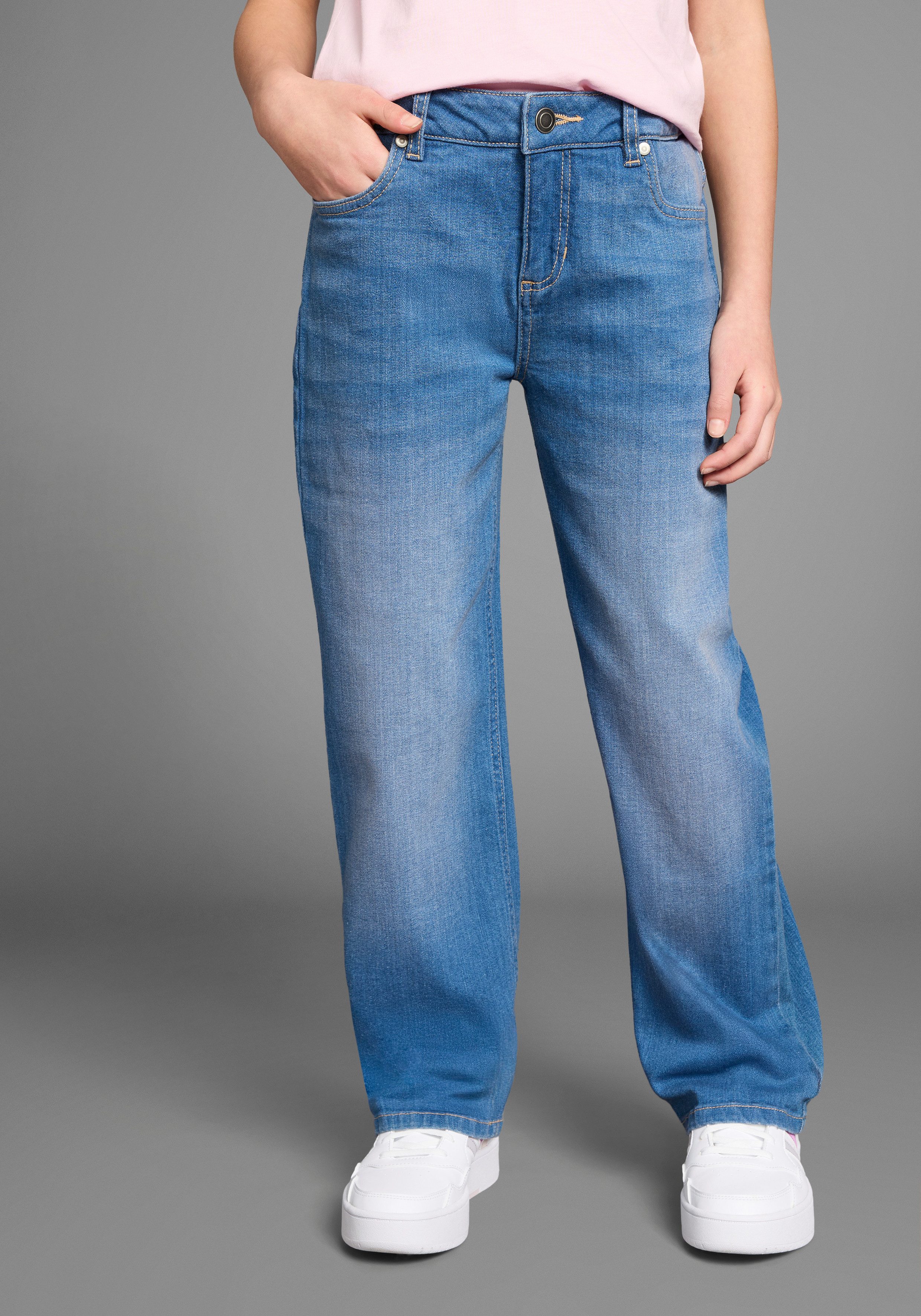 KIDSWORLD Loose-fit-Jeans Mädchenjeans in weiter Form Weite Jeans mit Logo-Stickerei