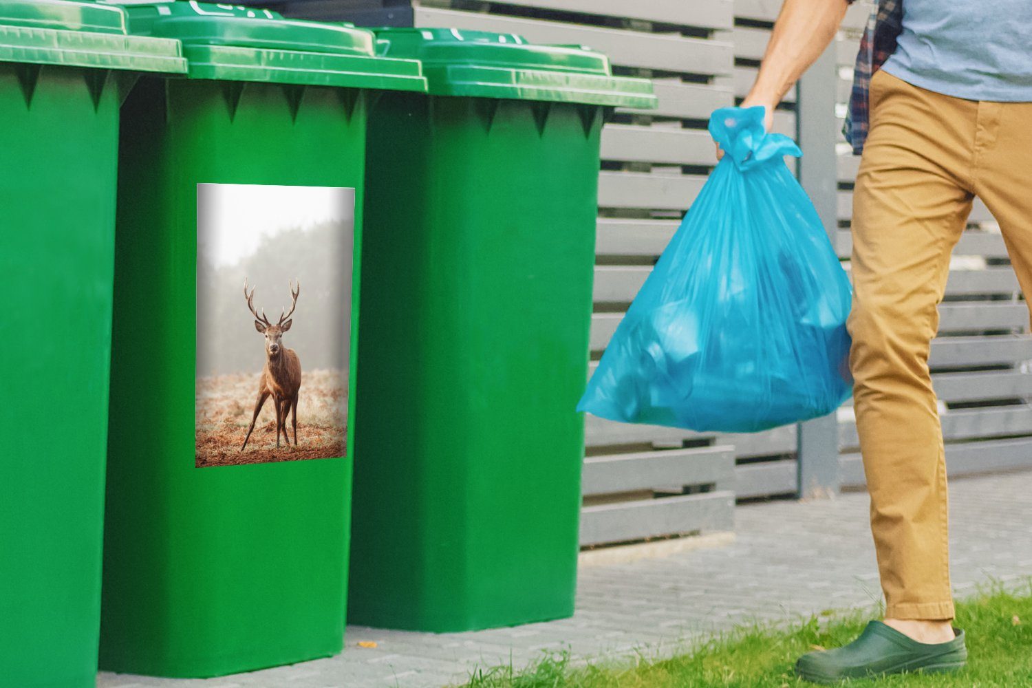 Mülltonne, Abfalbehälter (1 Hirsche - Wandsticker Mülleimer-aufkleber, St), Sticker, MuchoWow - Nebel Container, Wald