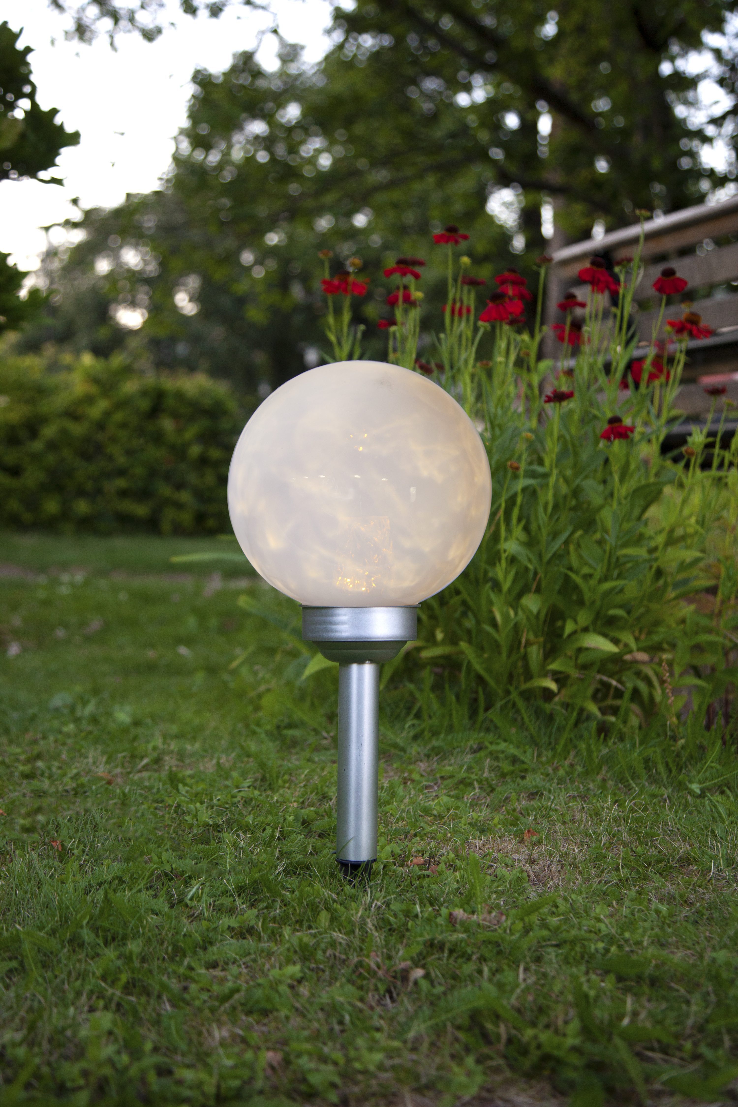 STAR TRADING LED Solarleuchte Solar Dekoration Luna, Tageslichtsensor, LED fest integriert, Warmweiß, 2 Lichtmodi, opalweiße Kugelleuchte, Dämmerungssensor
